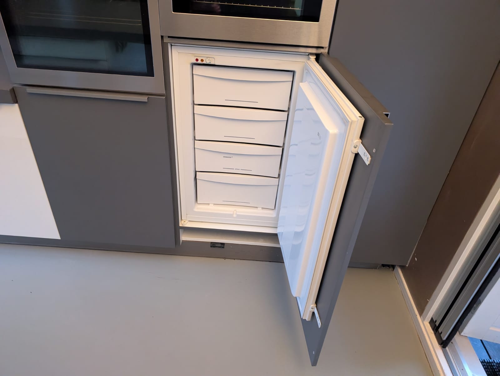 03020 - Wit schiereiland met grijze kastenwand