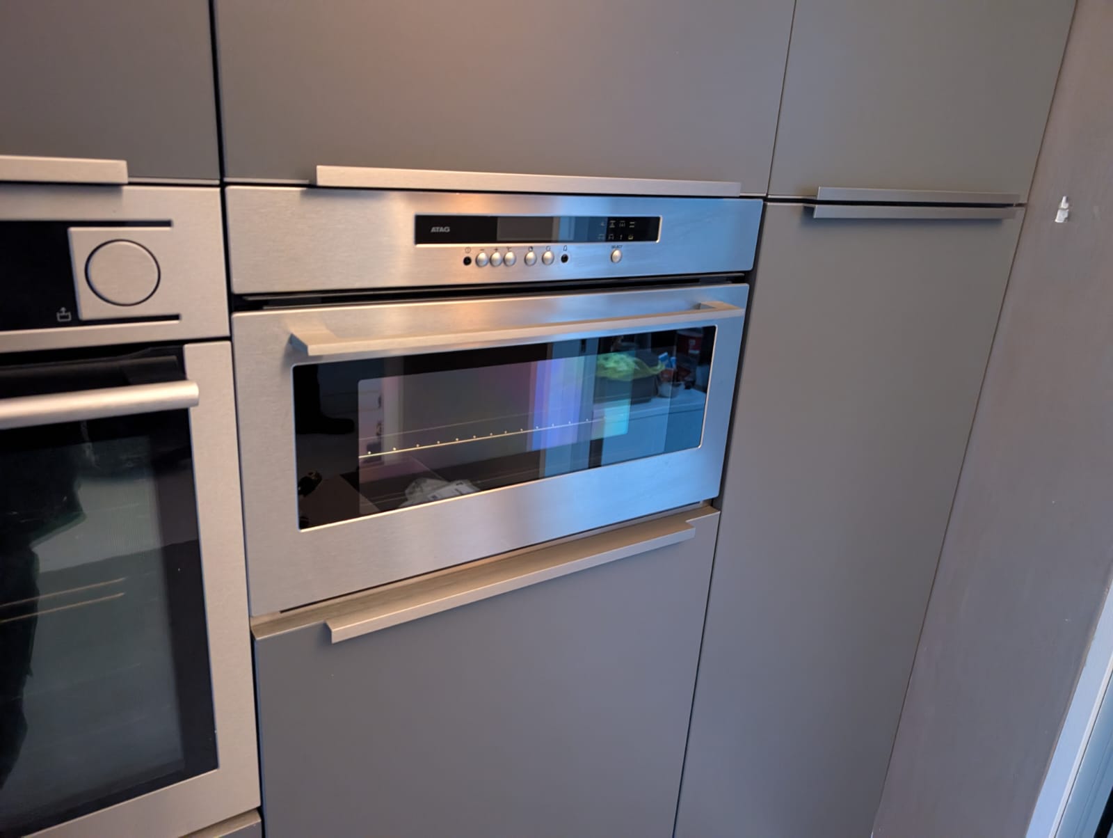 03020 - Wit schiereiland met grijze kastenwand