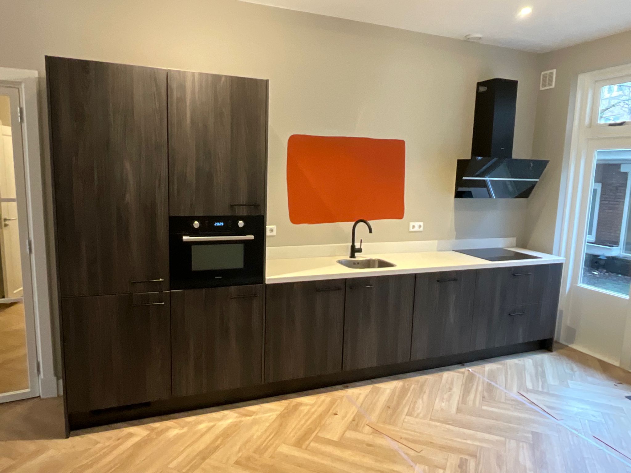 03078 - Bruine rechte keuken