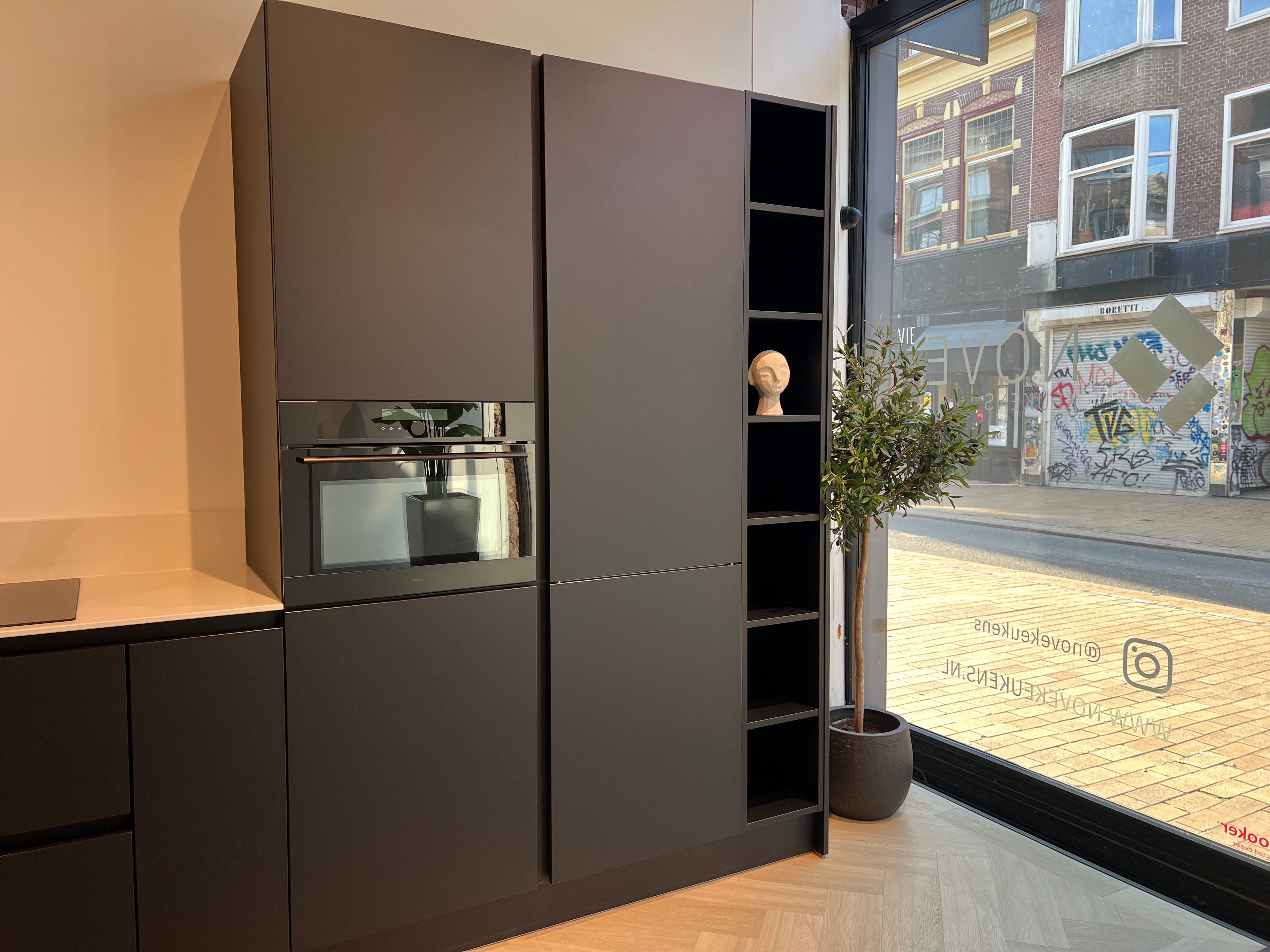 03371 - Mat zwarte schiereiland keuken