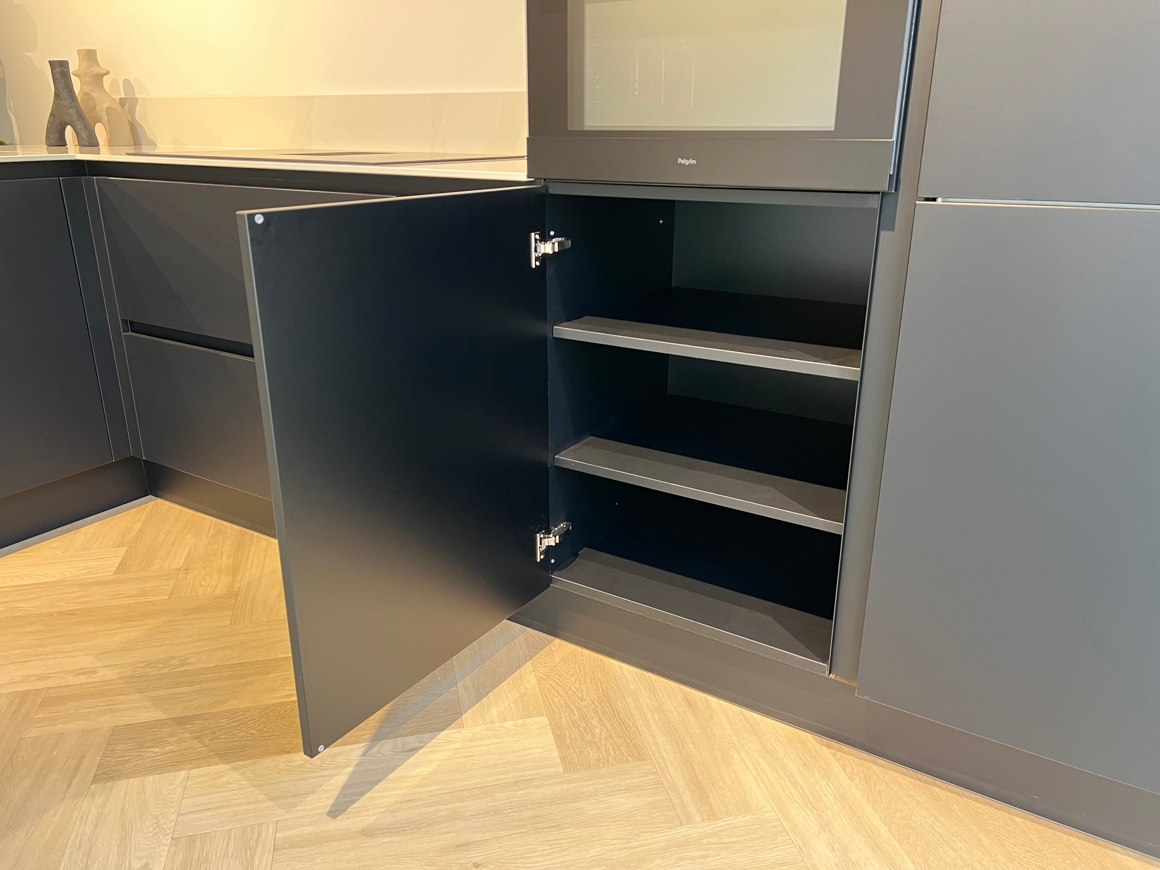 03371 - Mat zwarte schiereiland keuken