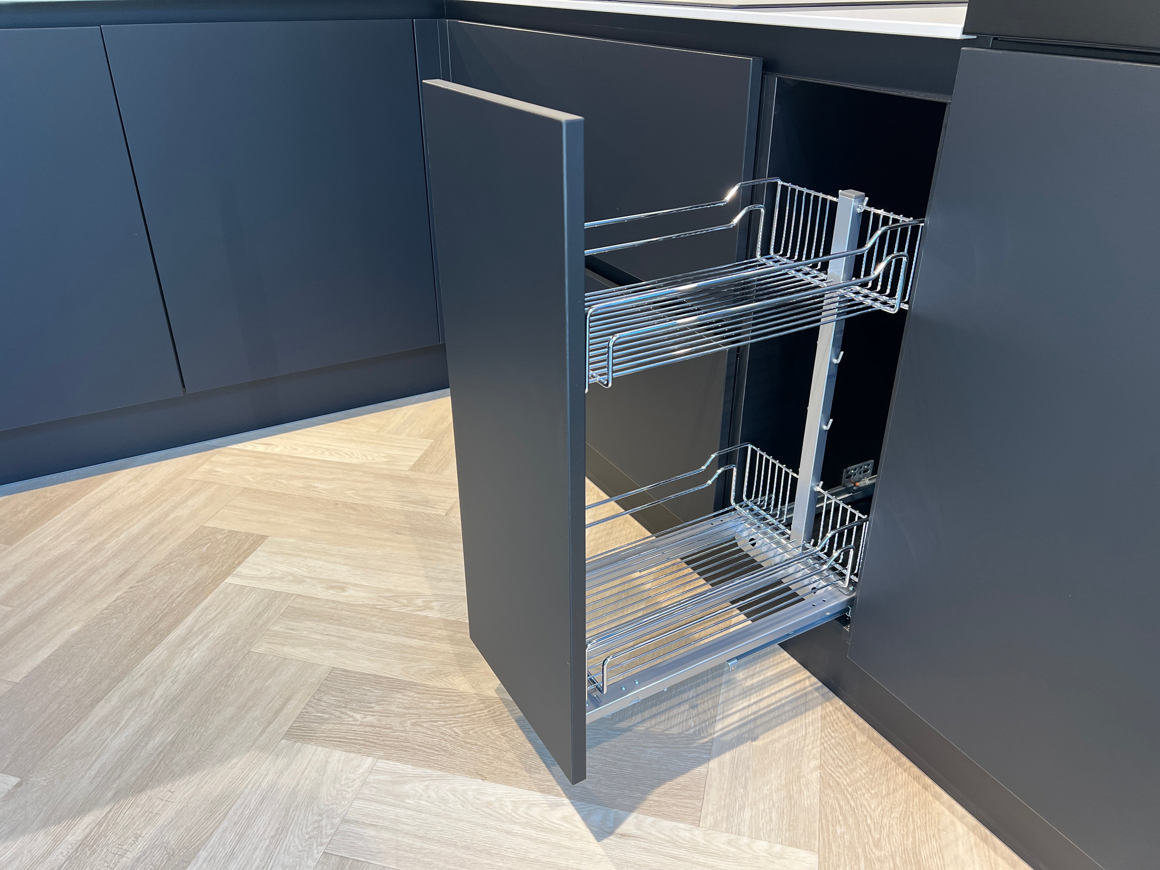 03371 - Mat zwarte schiereiland keuken