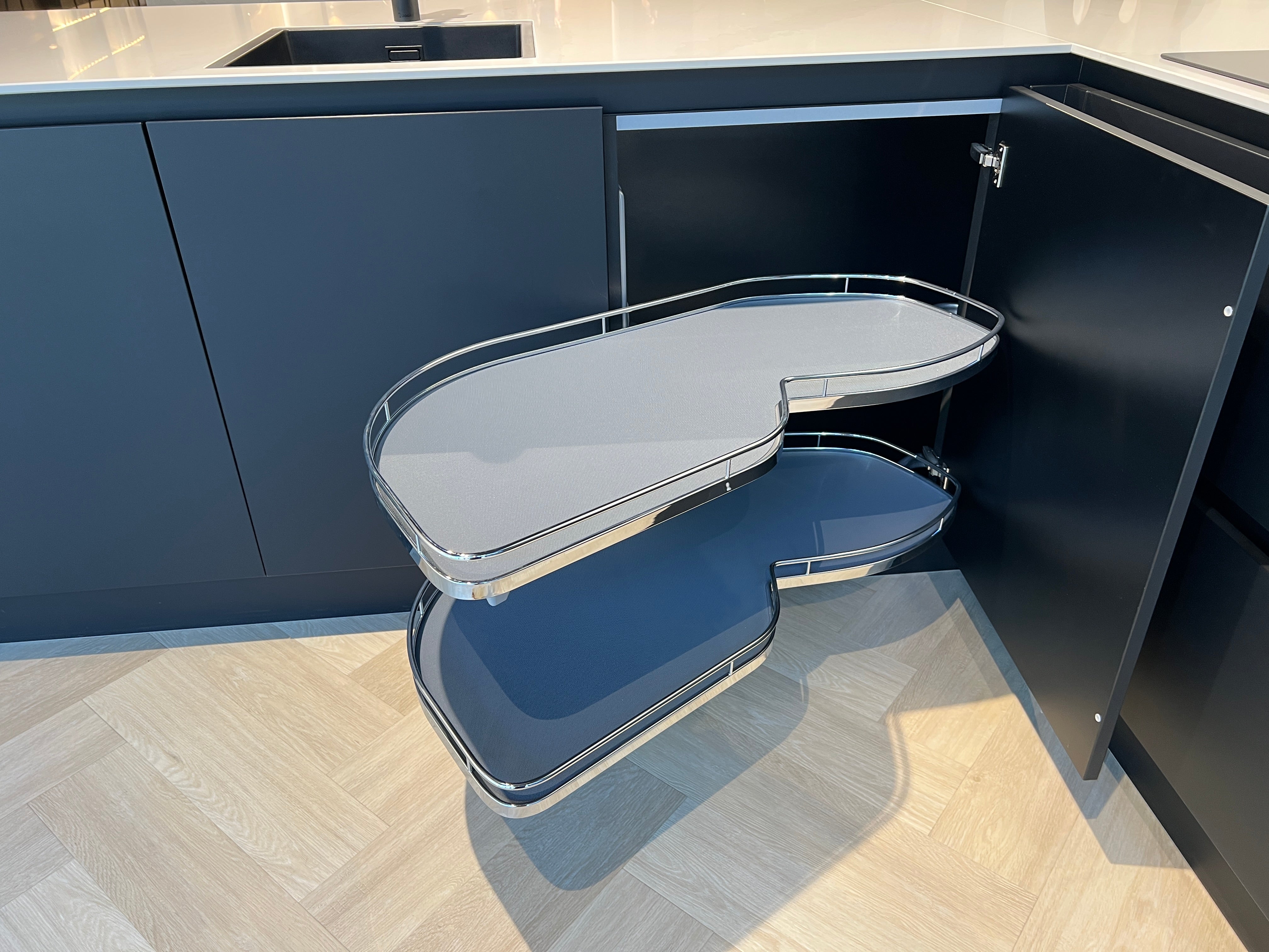 03371 - Mat zwarte schiereiland keuken