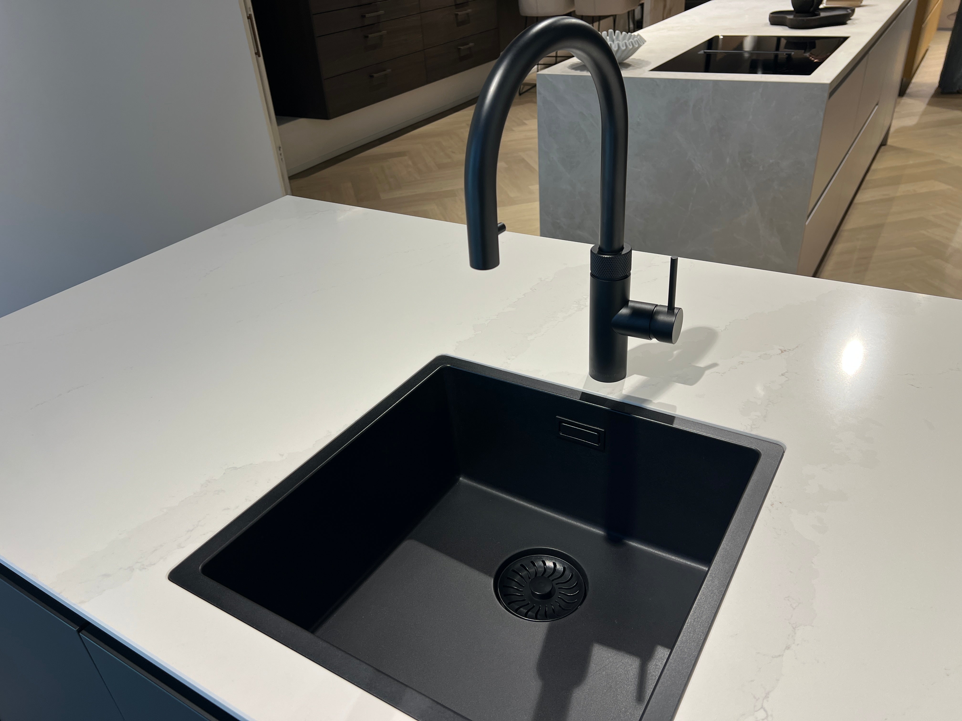 03371 - Mat zwarte schiereiland keuken