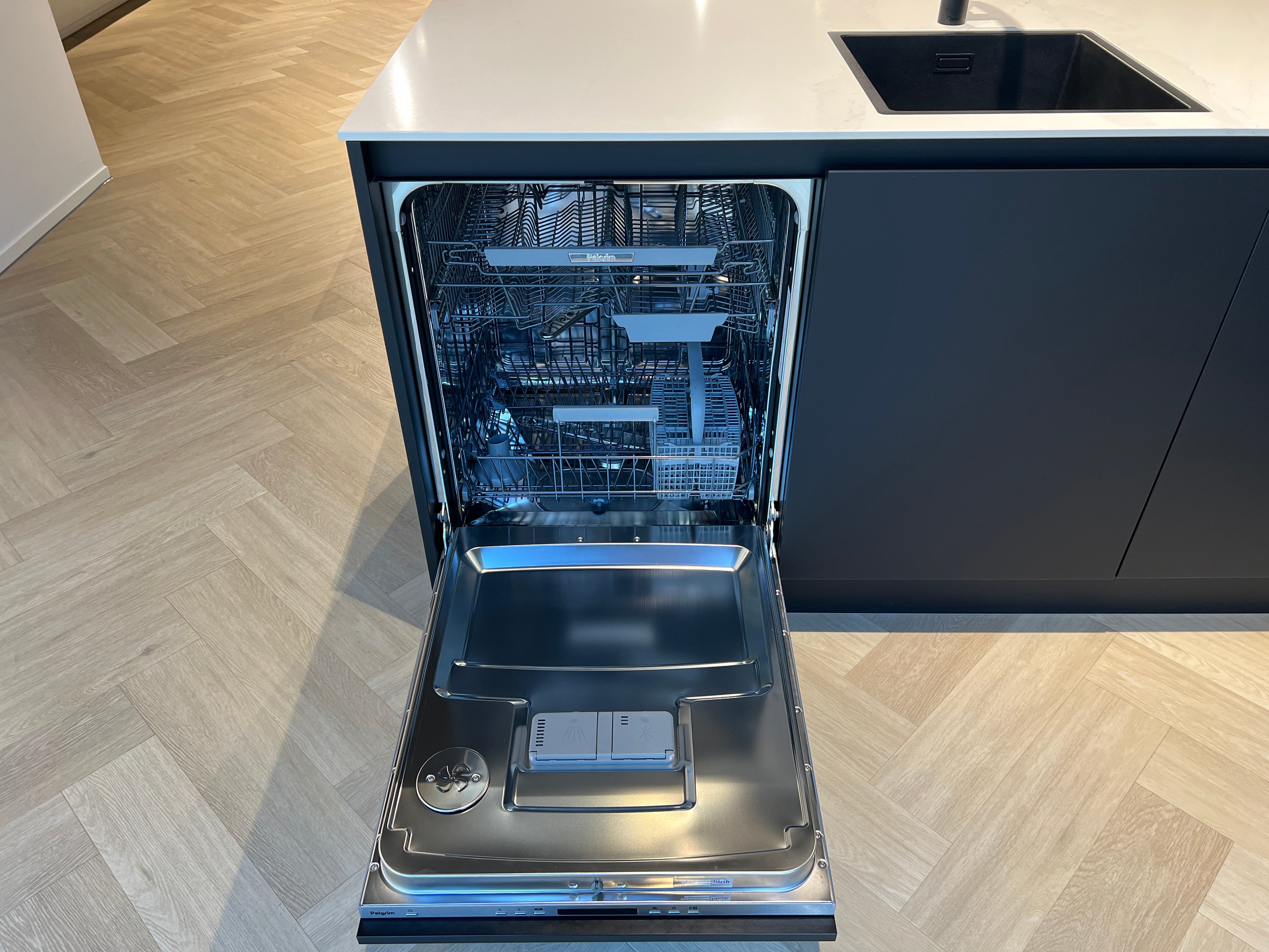 03371 - Mat zwarte schiereiland keuken