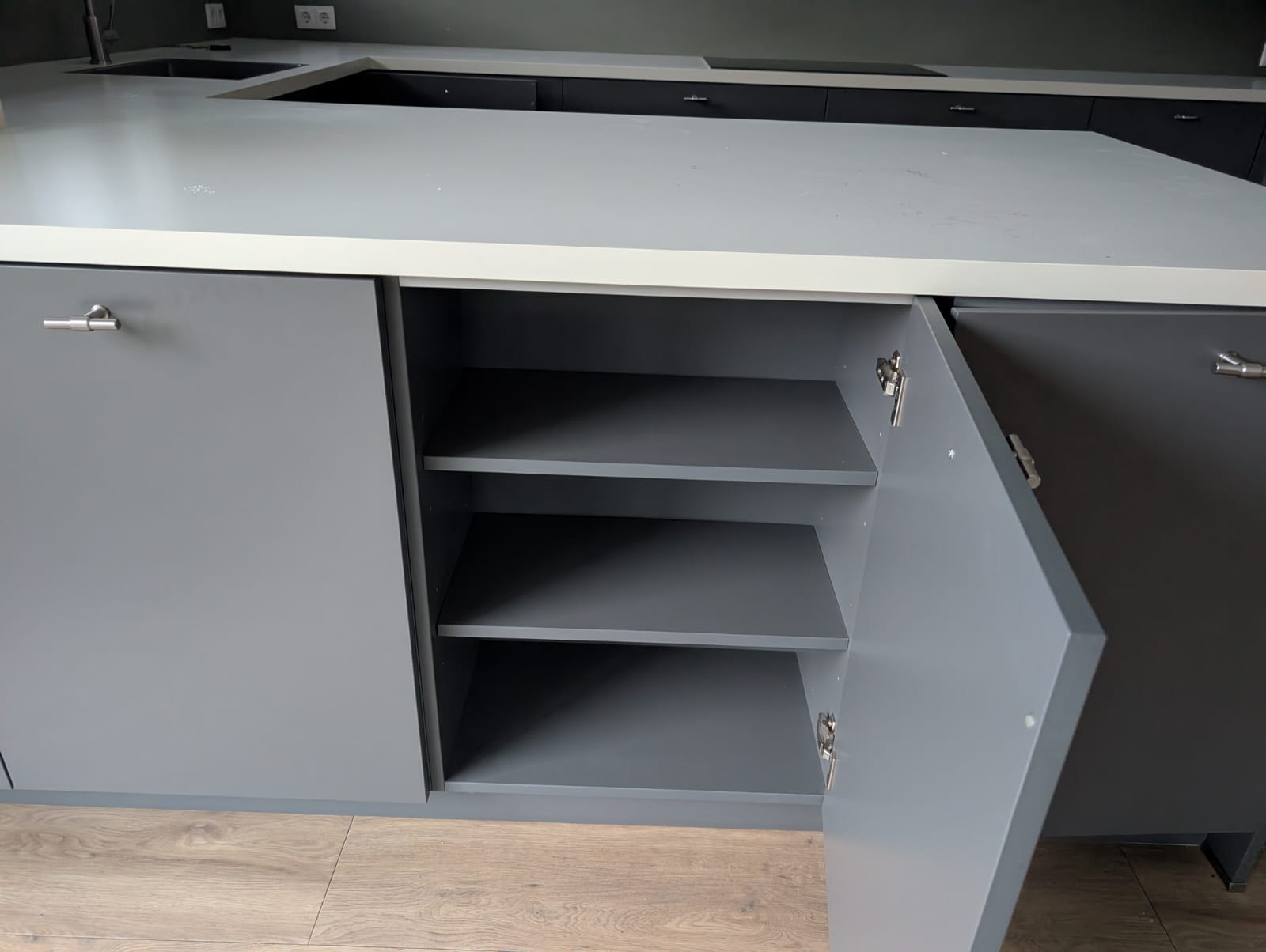 03124 - Grijze schiereiland keuken