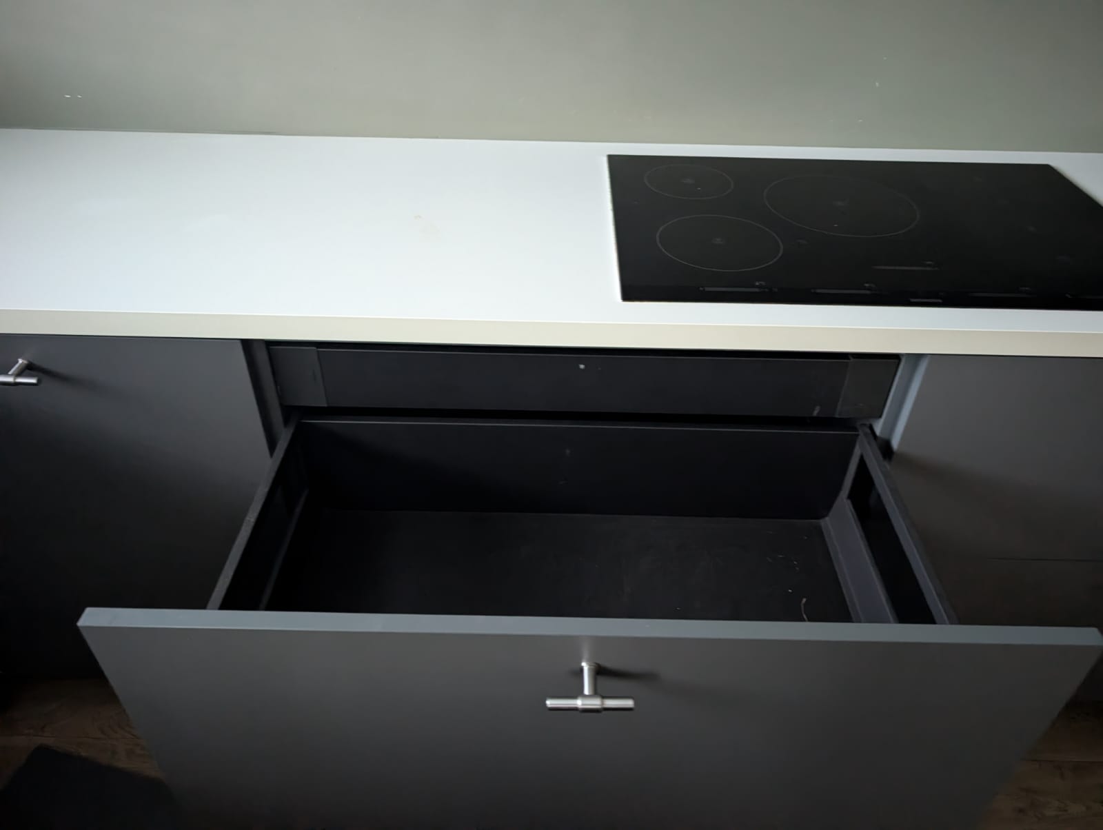 03124 - Grijze schiereiland keuken