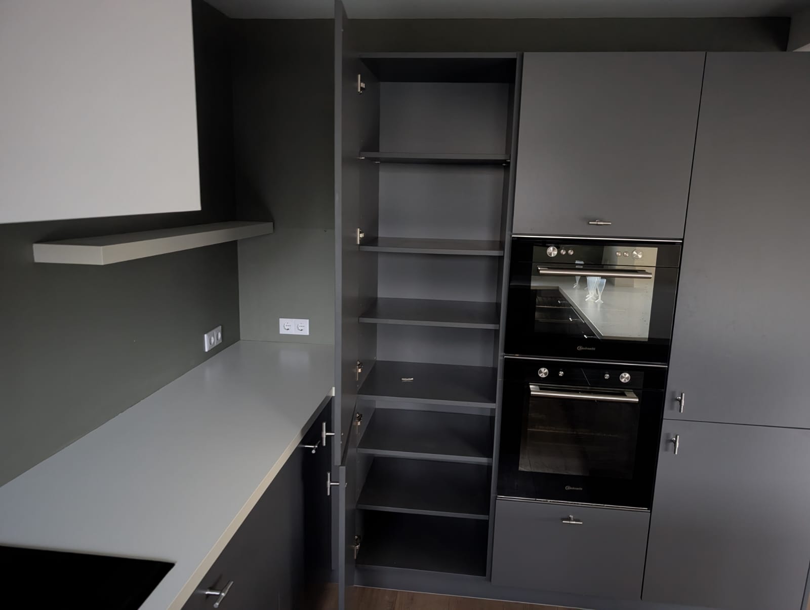 03124 - Grijze schiereiland keuken