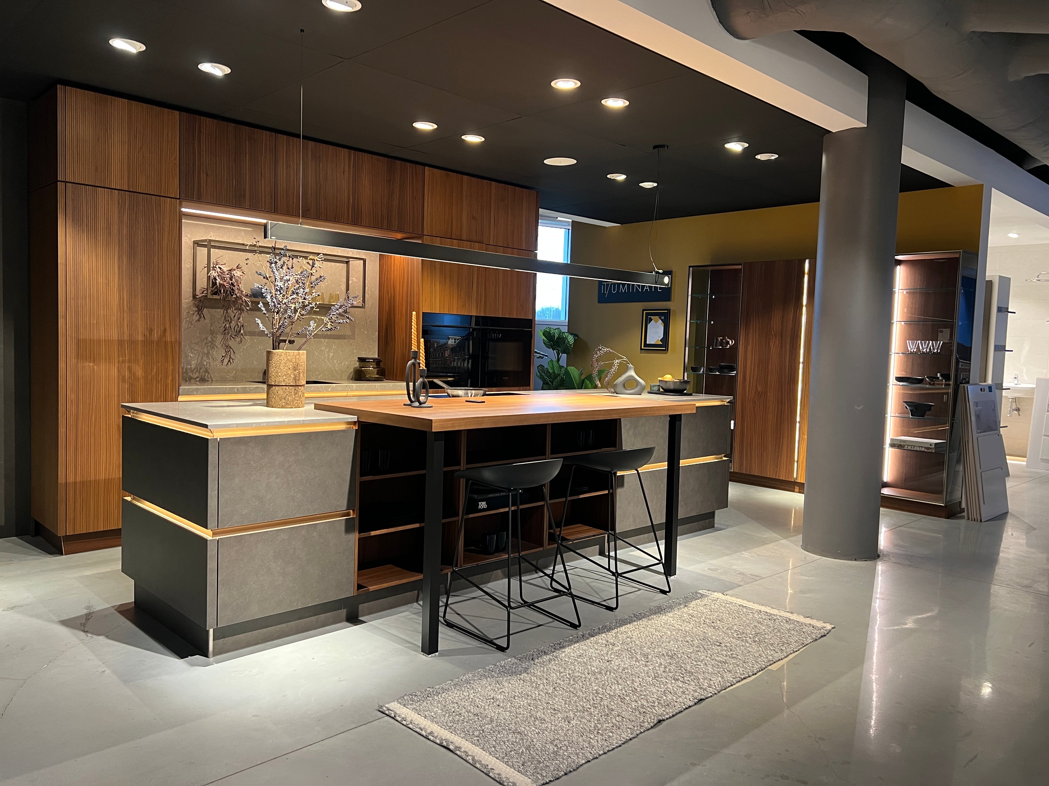 03383 - Industriële designkeuken met notenhout