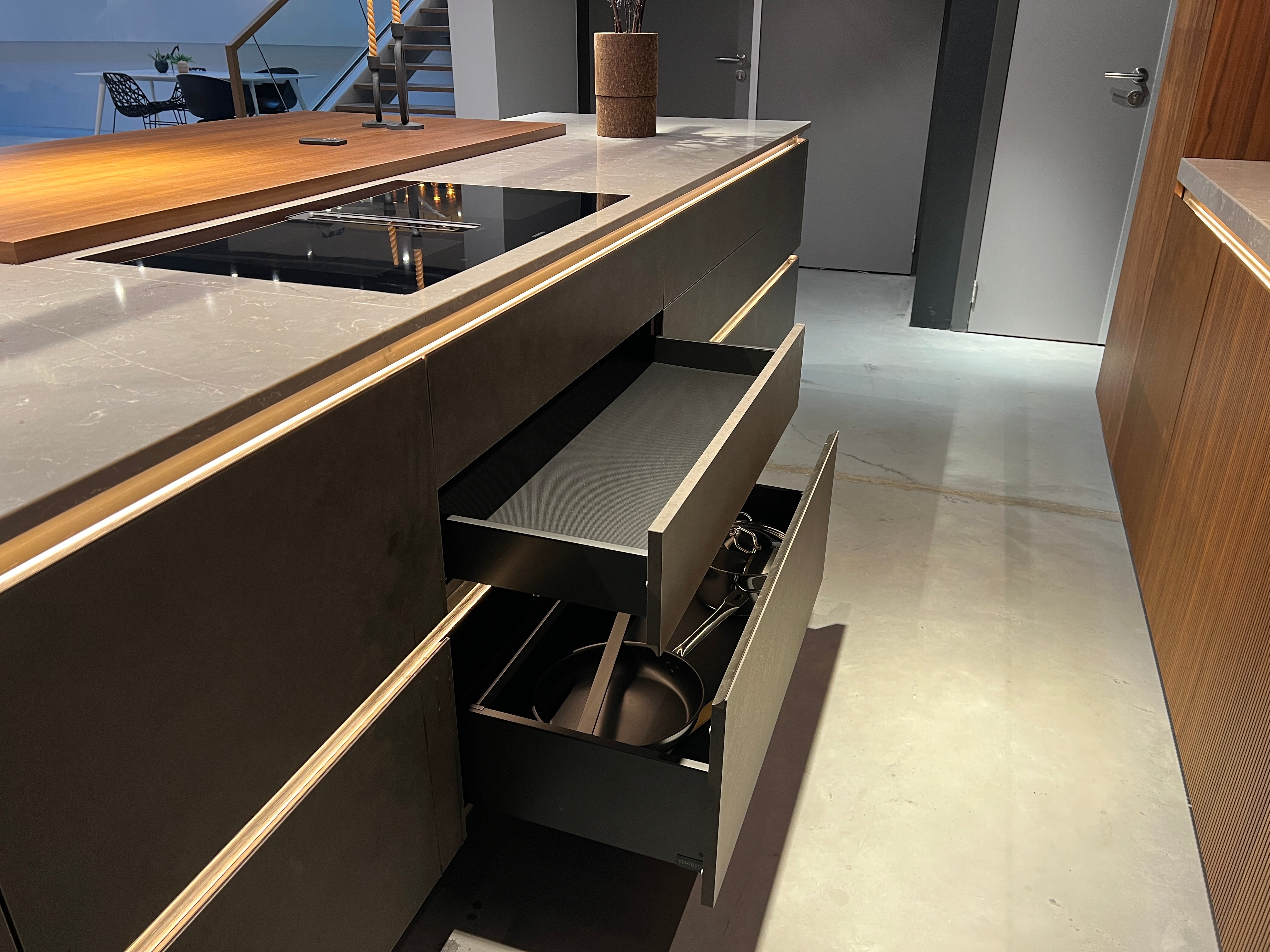 03383 - Industriële designkeuken met notenhout