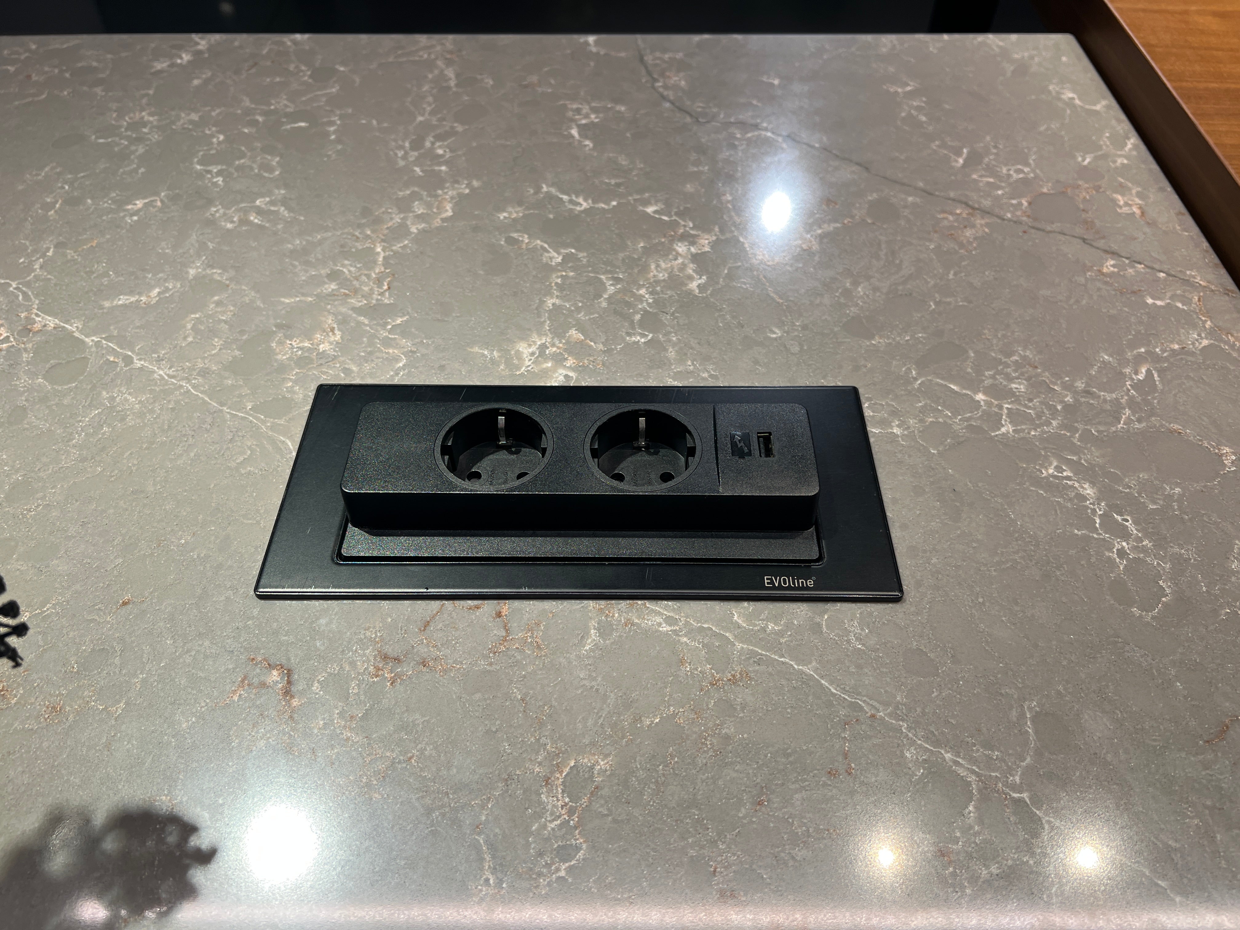 03383 - Industriële designkeuken met notenhout