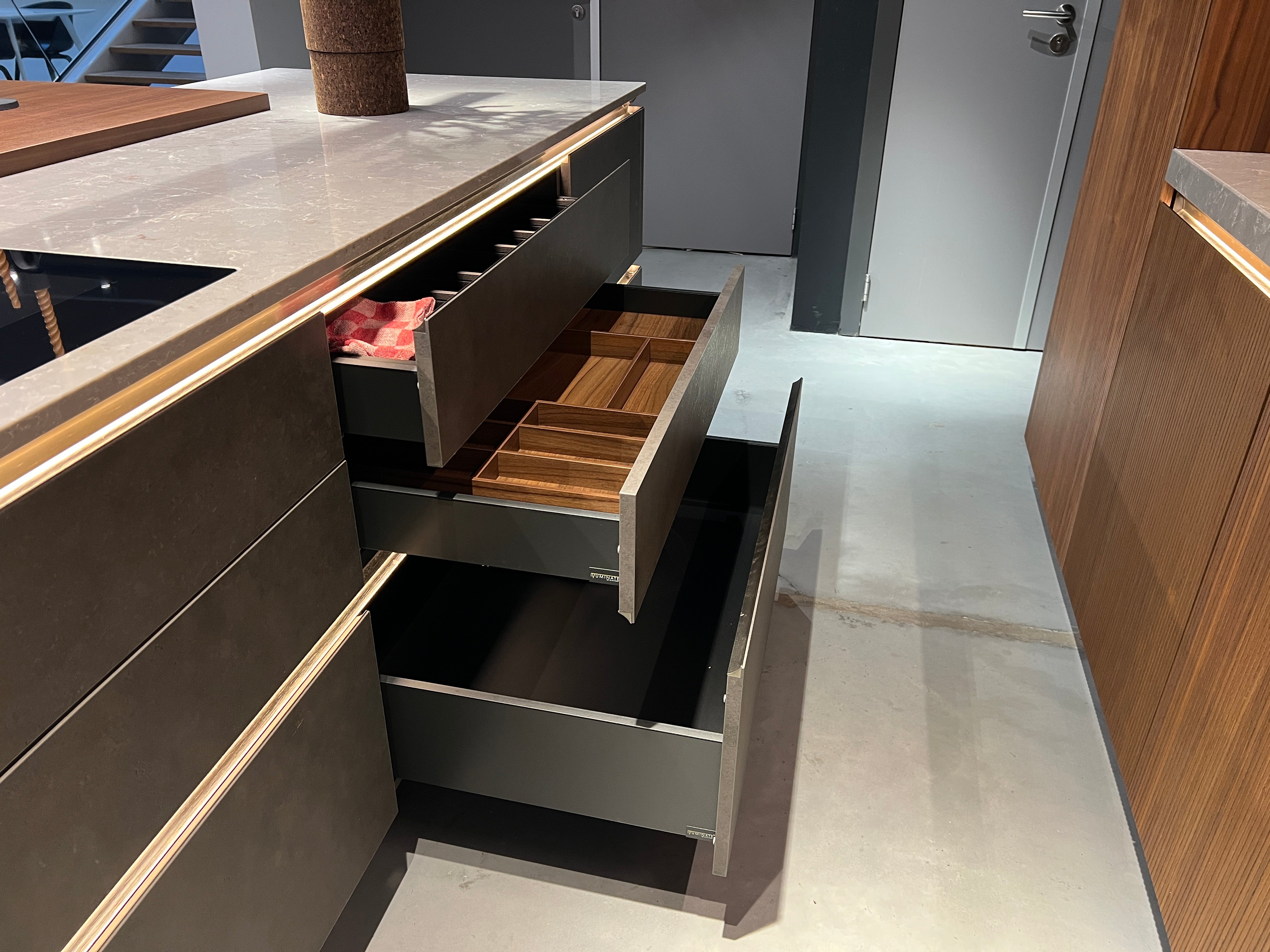 03383 - Industriële designkeuken met notenhout