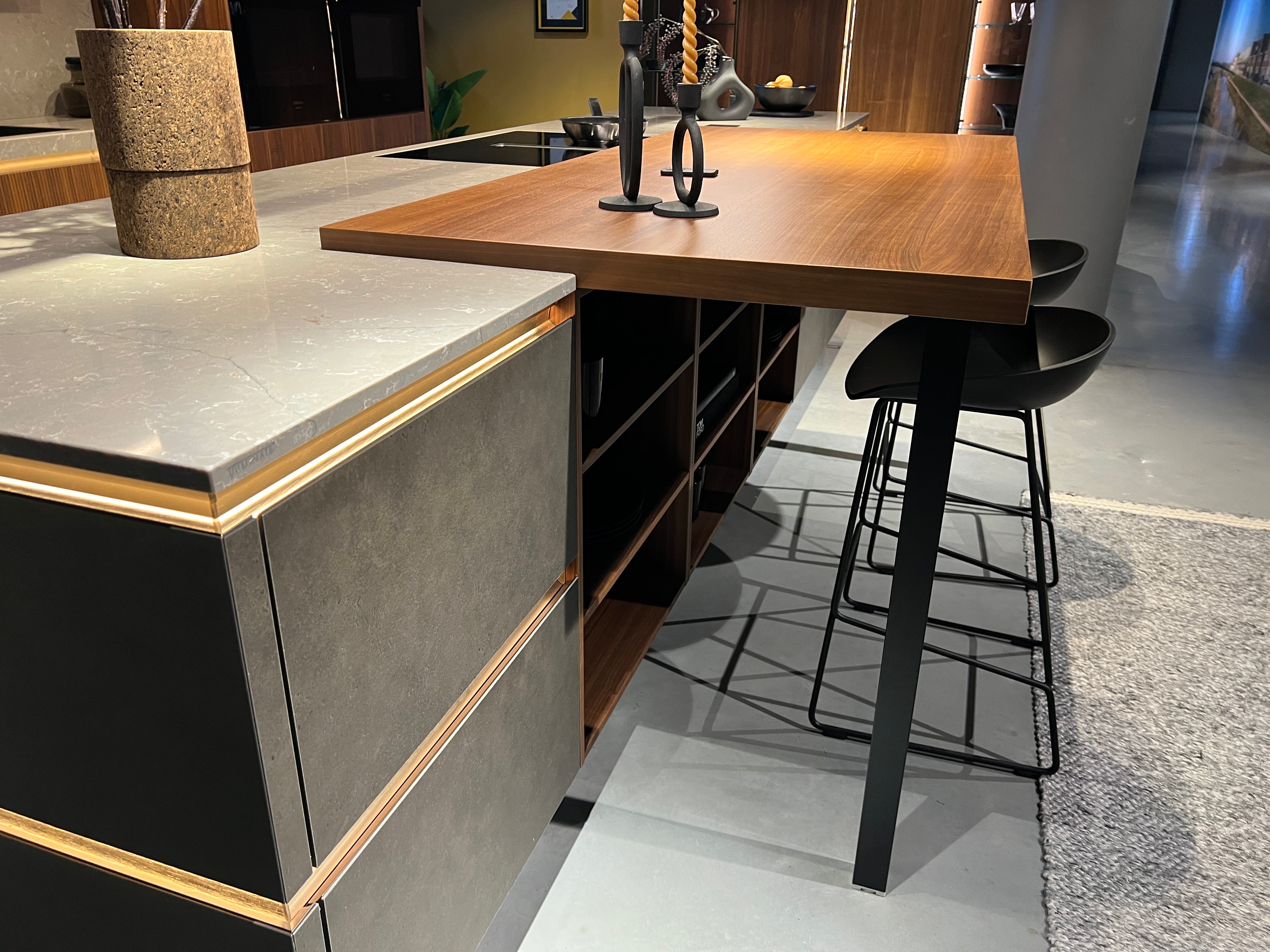 03383 - Industriële designkeuken met notenhout
