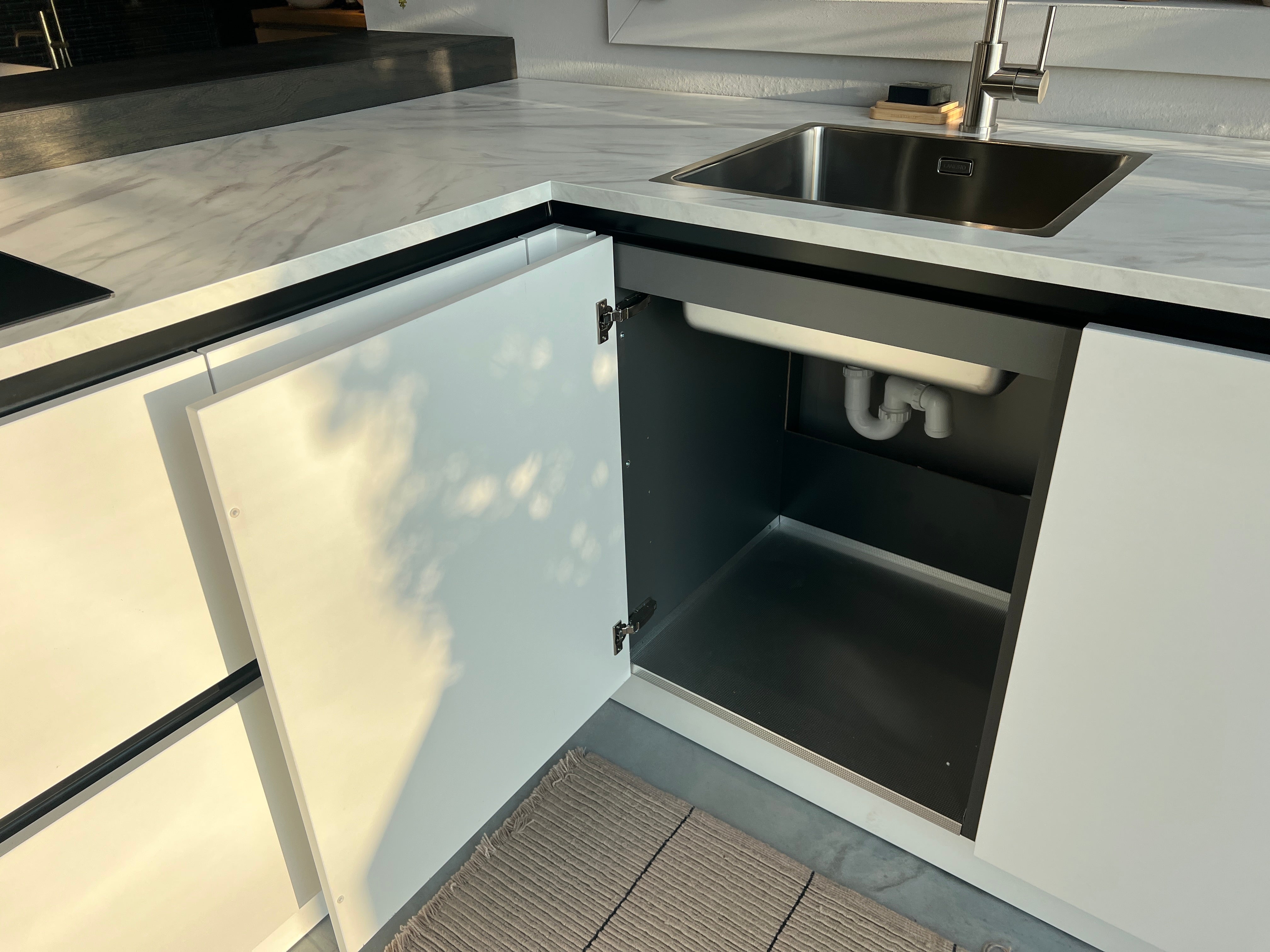 03391 - Moderne schiereiland keuken met bar