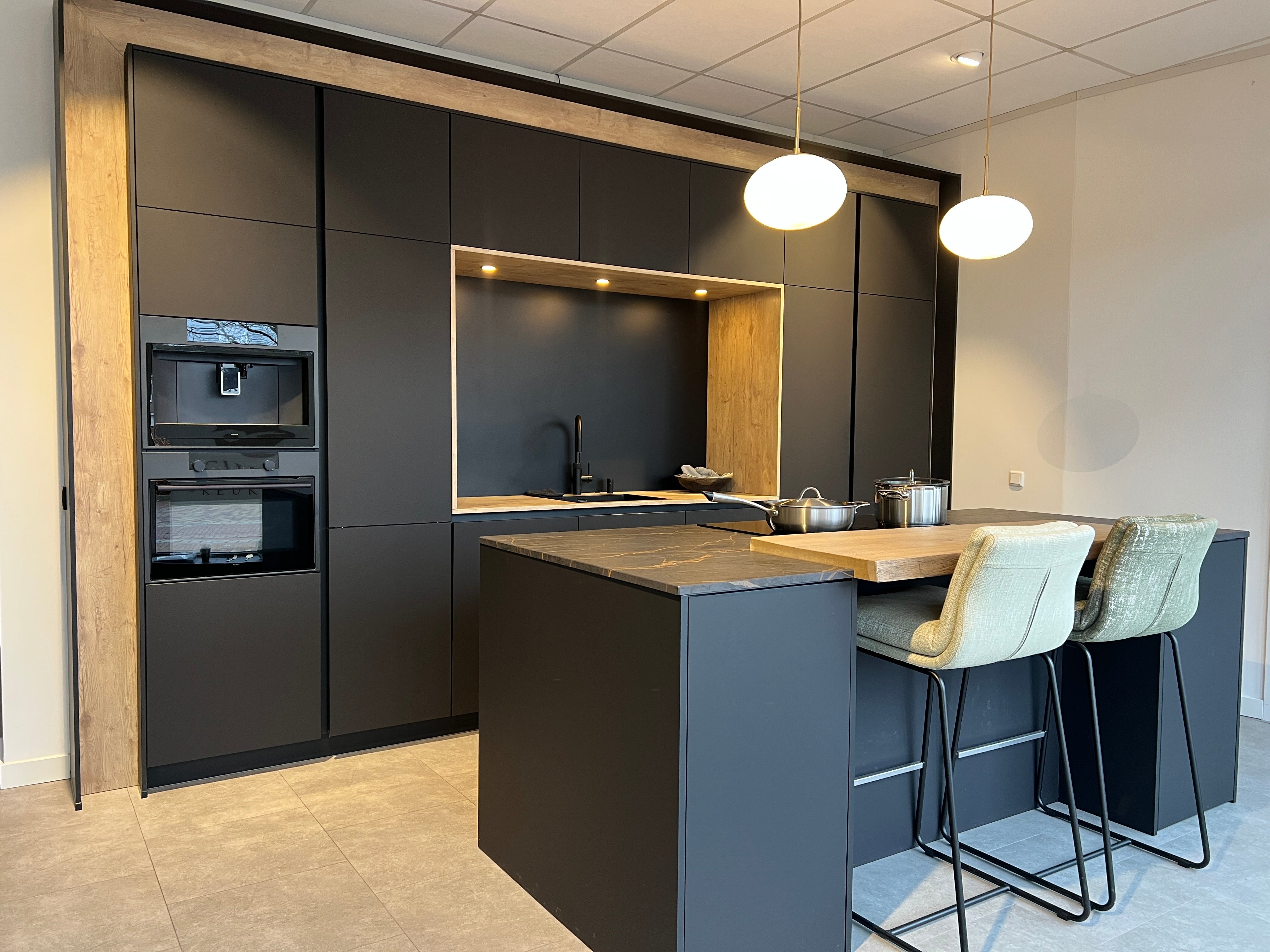 02718 - Luxe mat zwarte eilandkeuken met bar