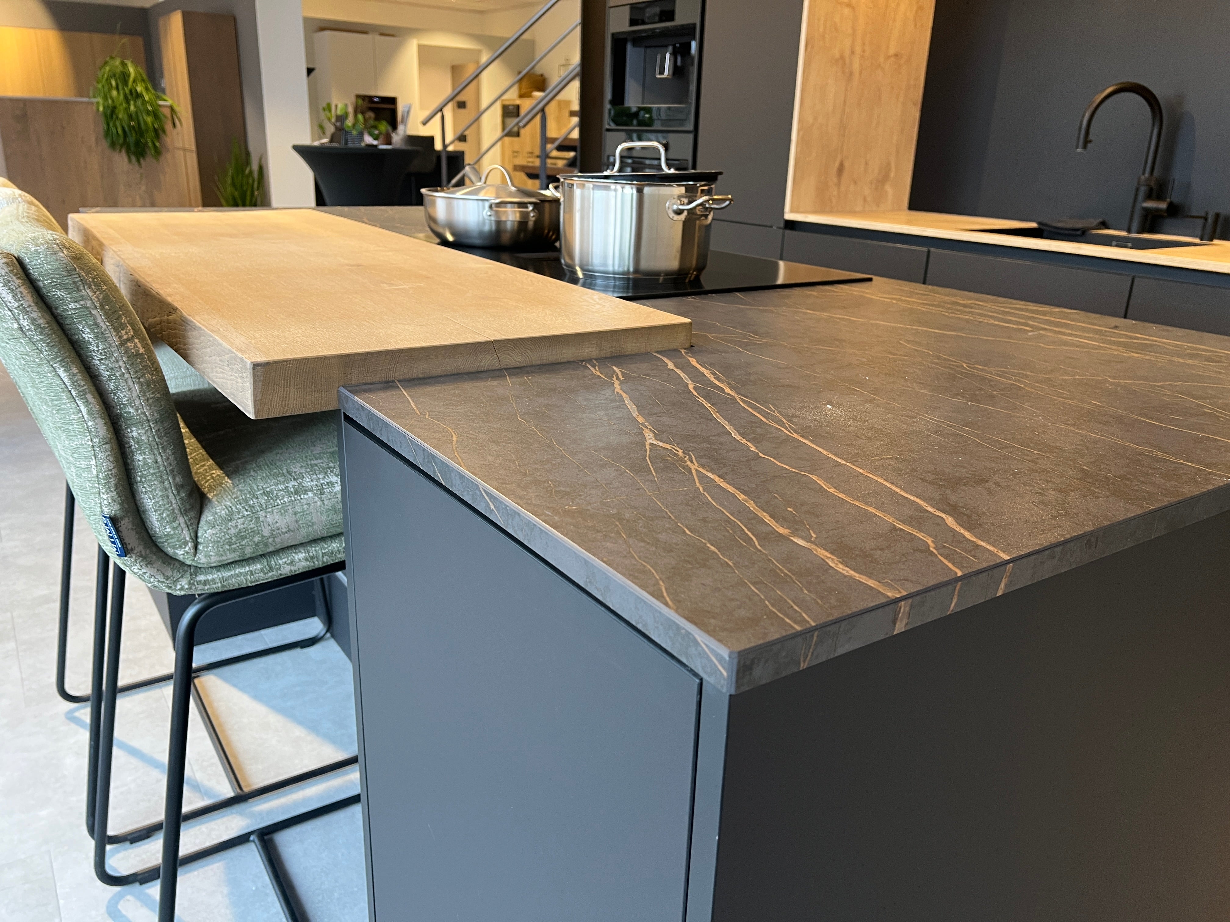 02718 - Luxe mat zwarte eilandkeuken met bar