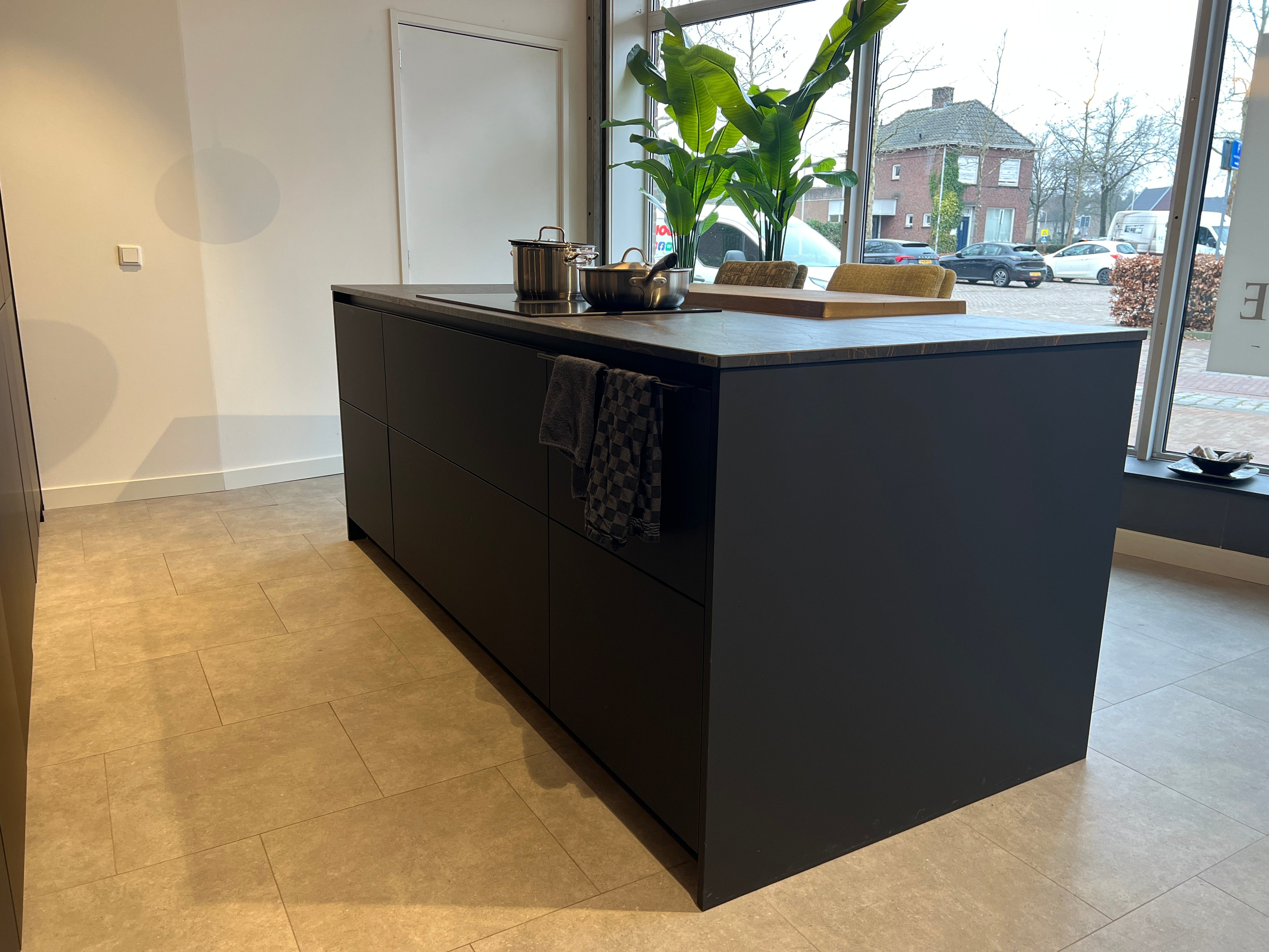 02718 - Luxe mat zwarte eilandkeuken met bar