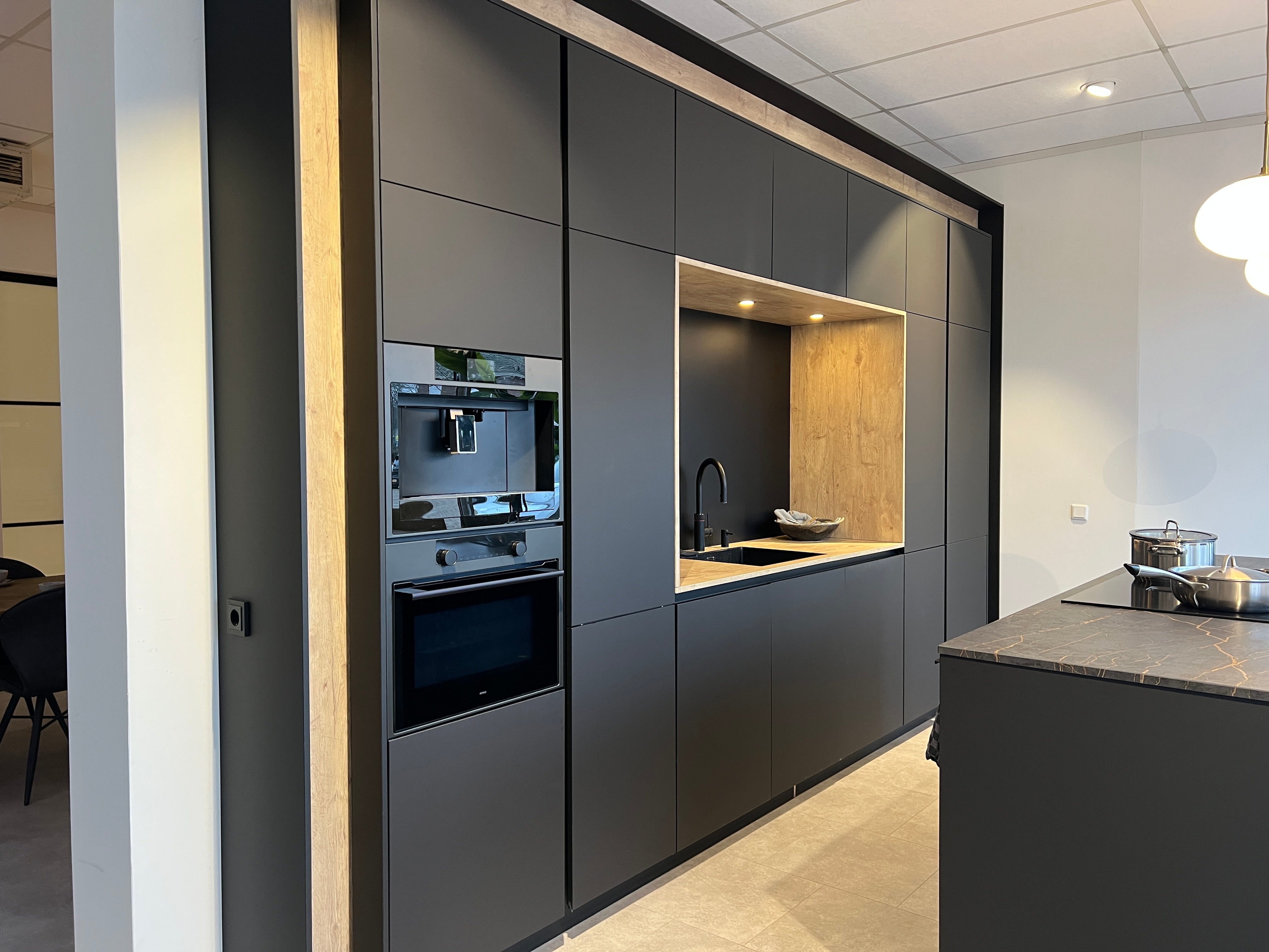 02718 - Luxe mat zwarte eilandkeuken met bar