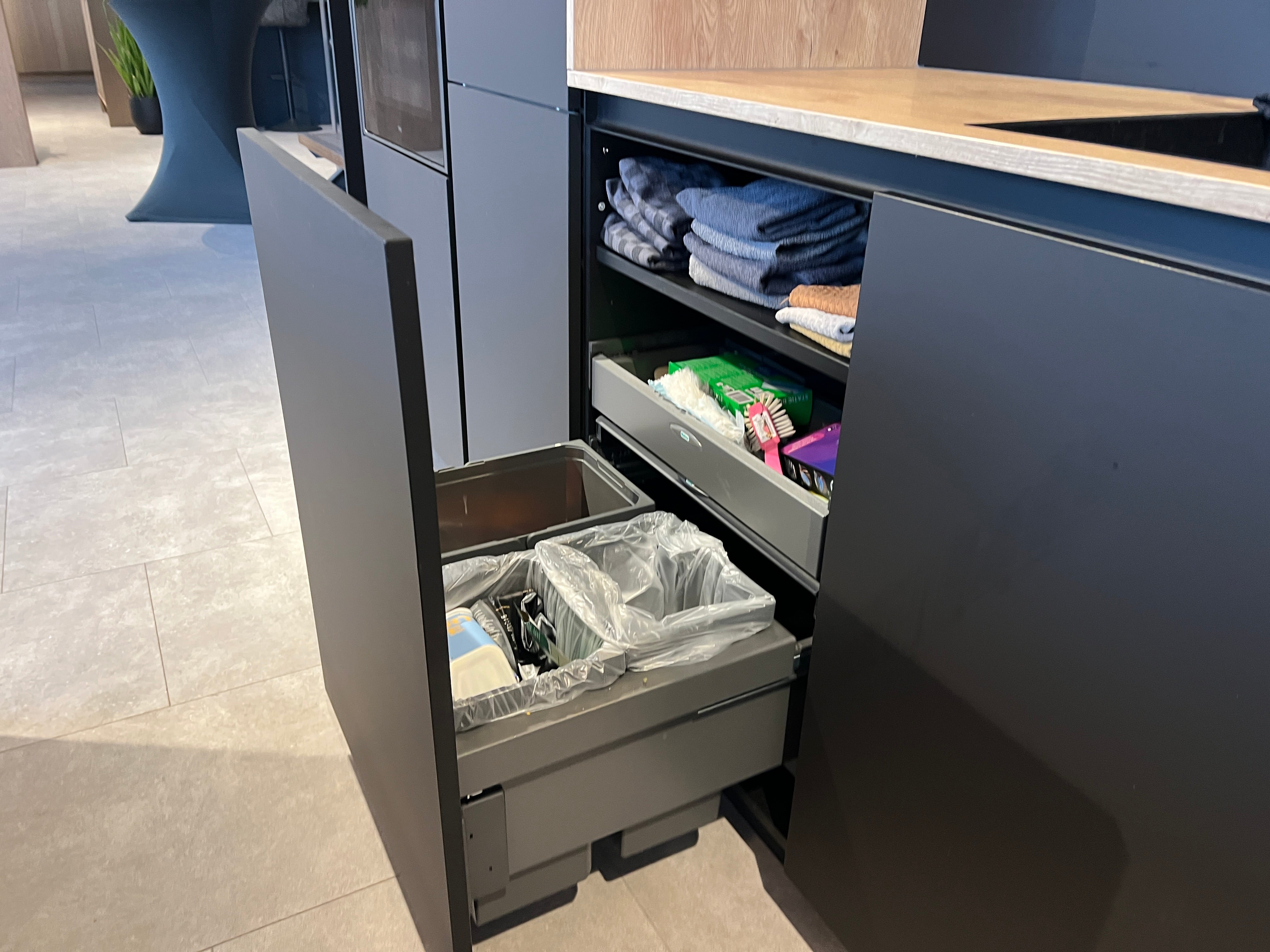 02718 - Luxe mat zwarte eilandkeuken met bar