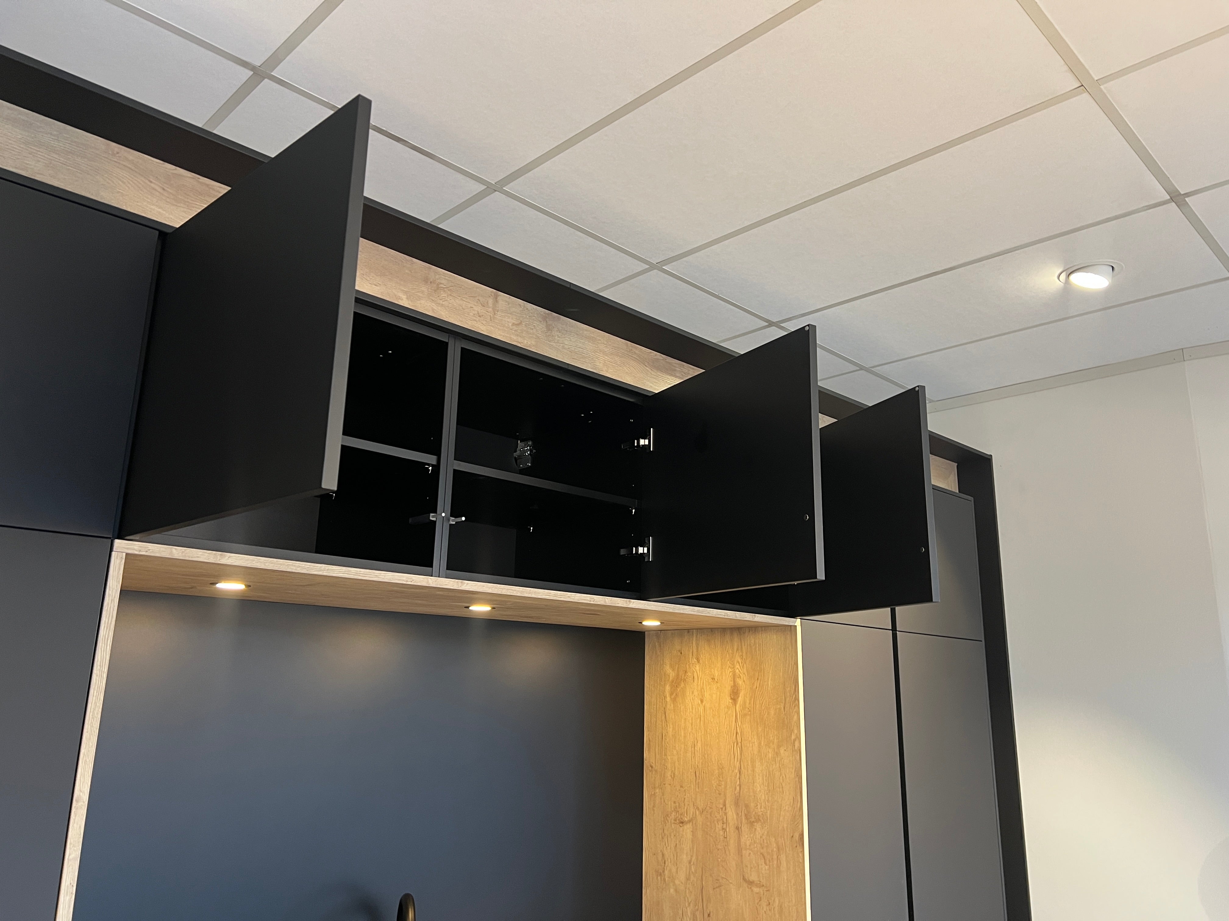 02718 - Luxe mat zwarte eilandkeuken met bar