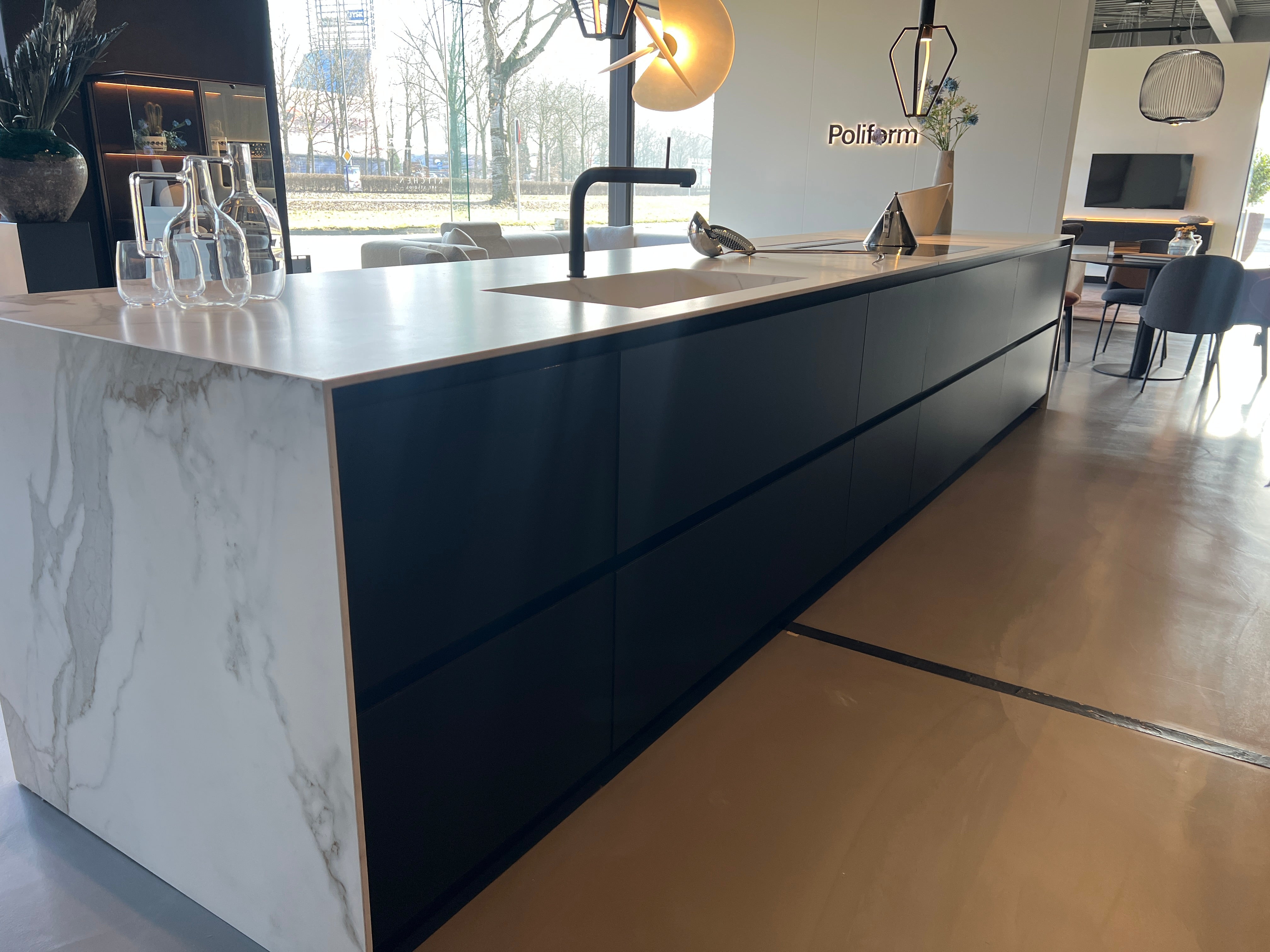 02450 - Zwart/witte luxe eilandkeuken