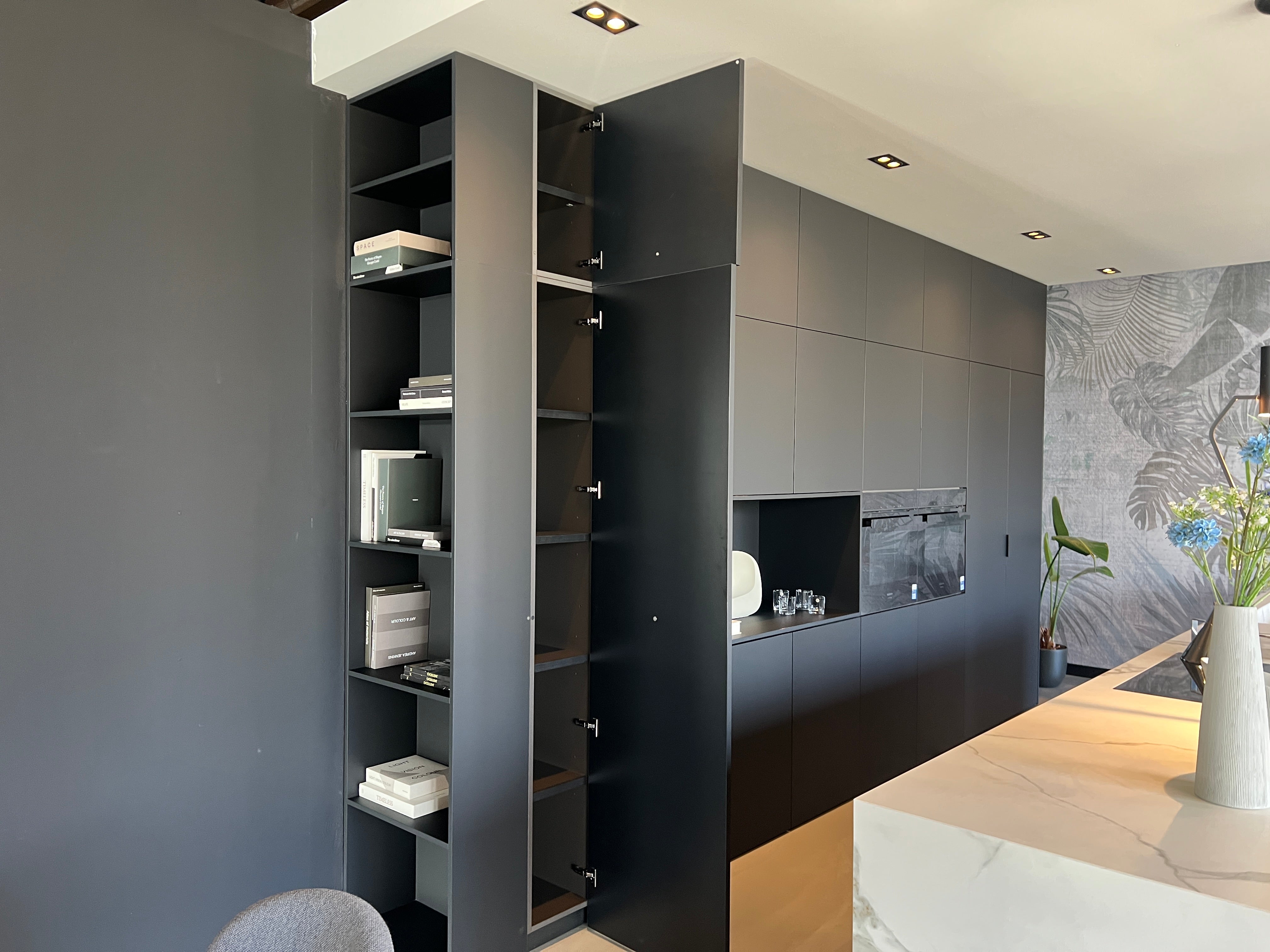 02450 - Zwart/witte luxe eilandkeuken