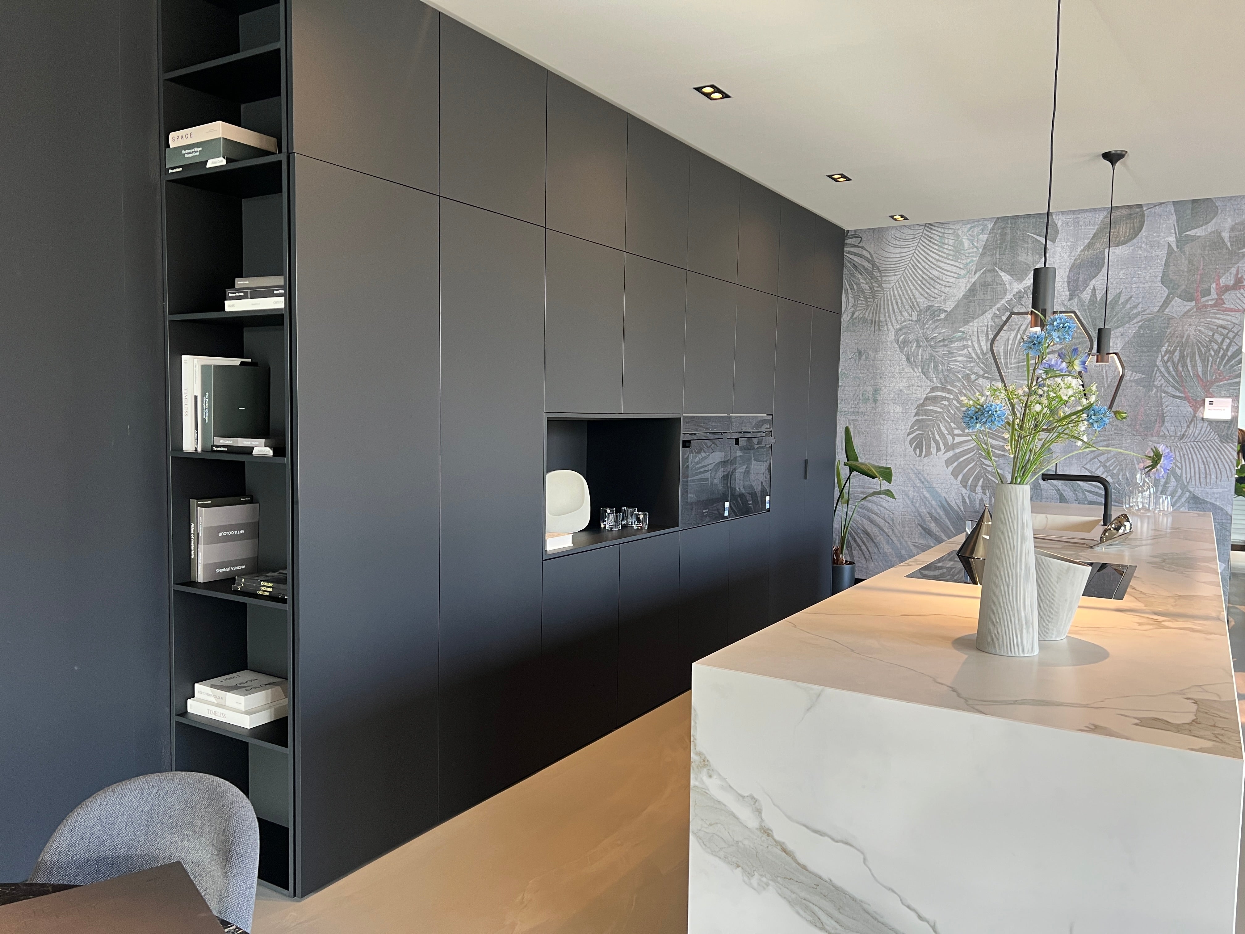 02450 - Zwart/witte luxe eilandkeuken