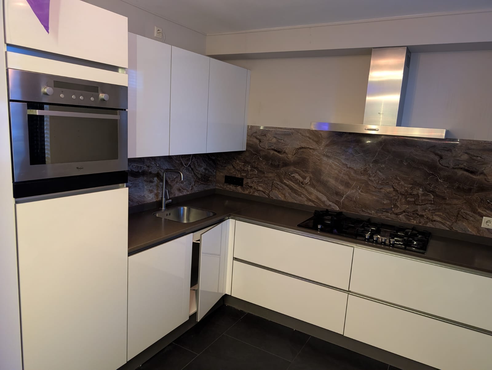 03120 - Moderne witte hoekkeuken