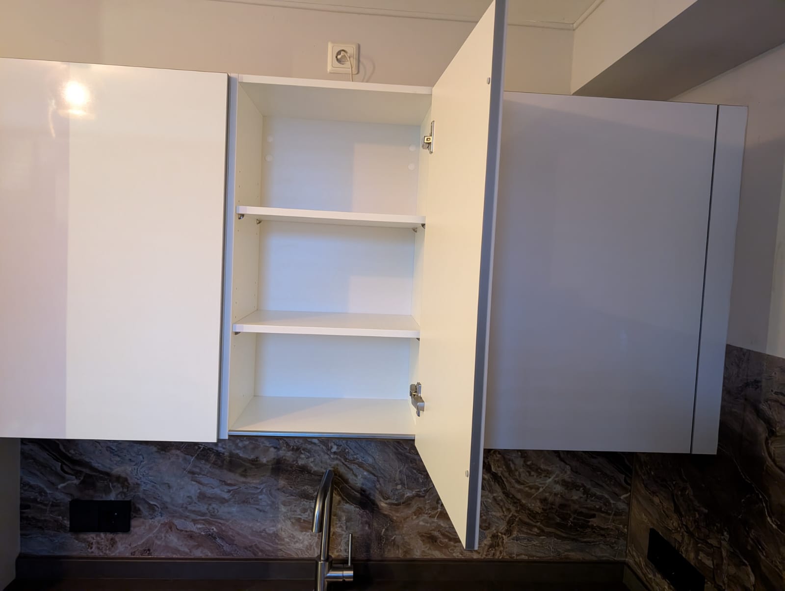 03120 - Moderne witte hoekkeuken