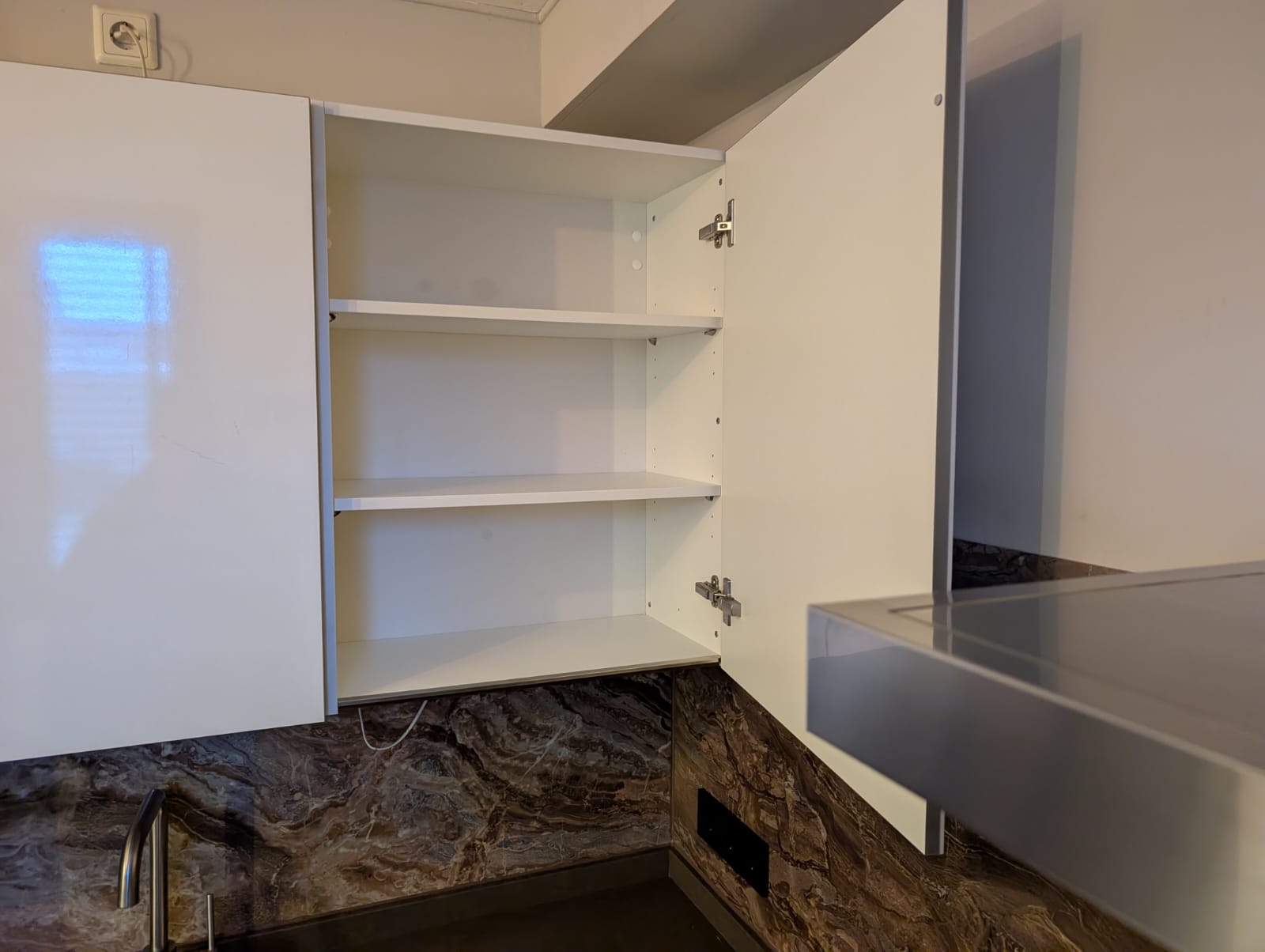 03120 - Moderne witte hoekkeuken