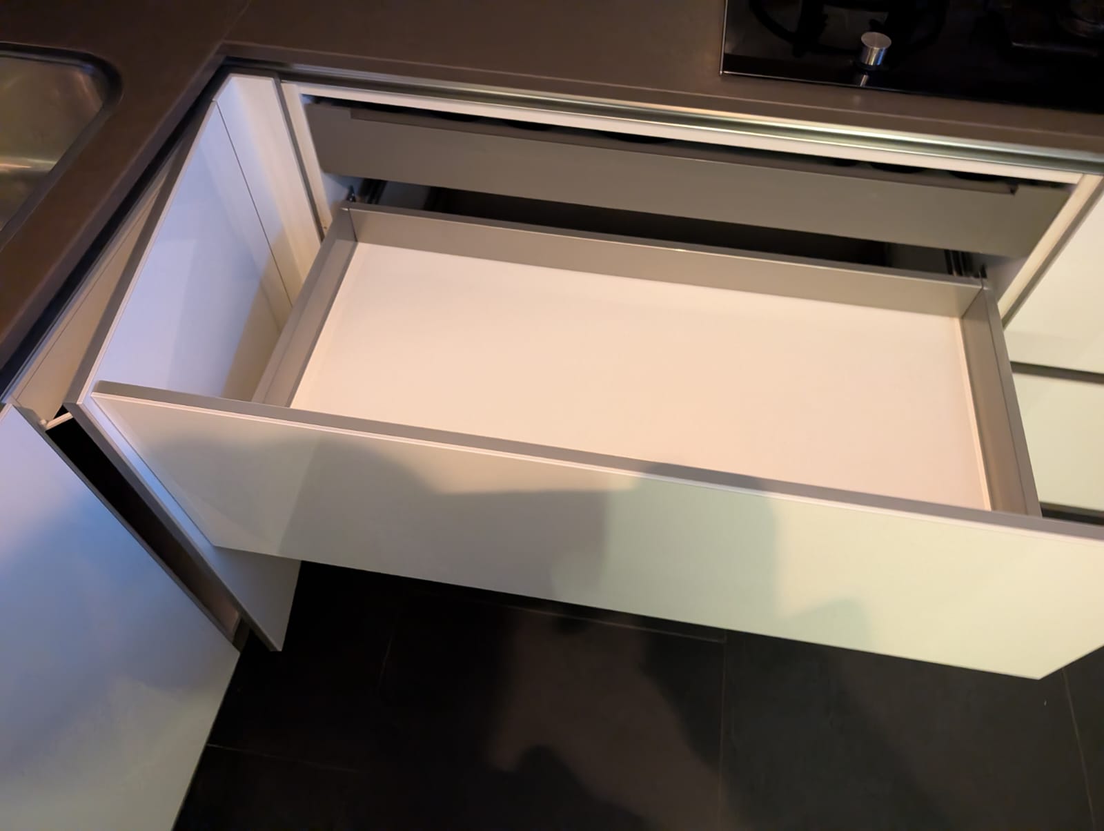 03120 - Moderne witte hoekkeuken