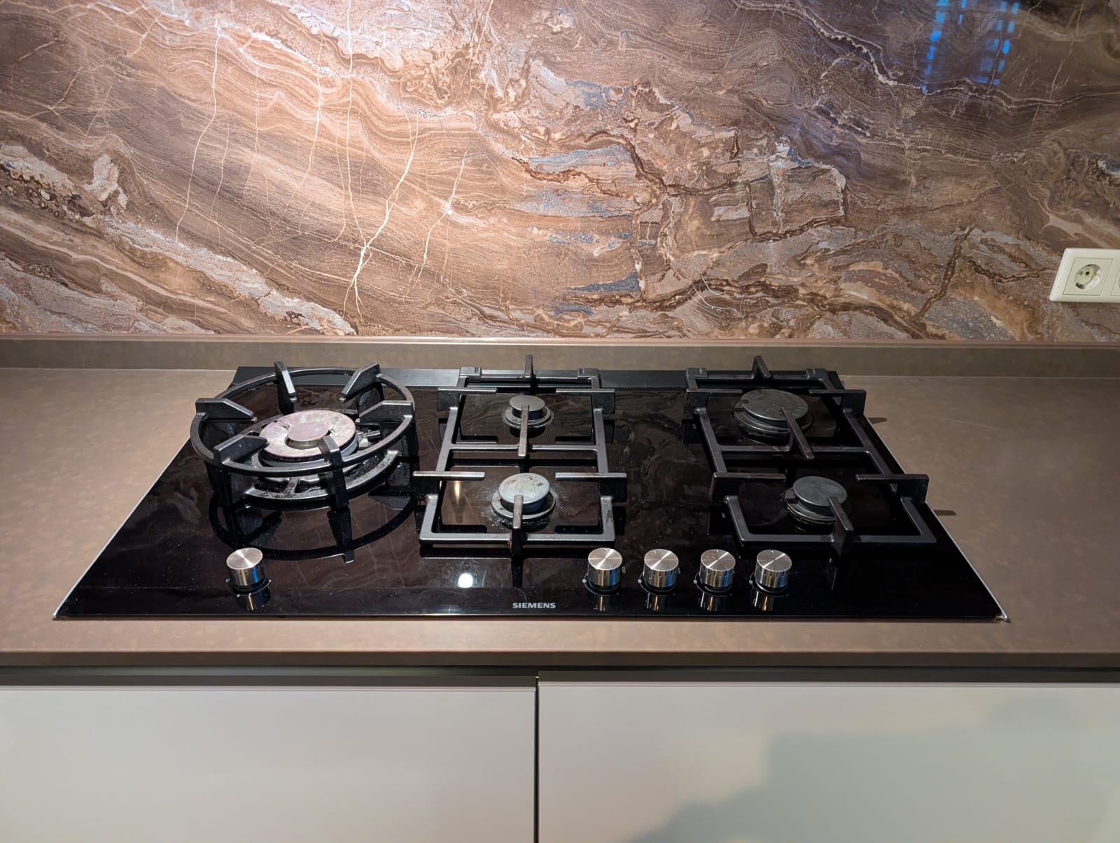 03120 - Moderne witte hoekkeuken