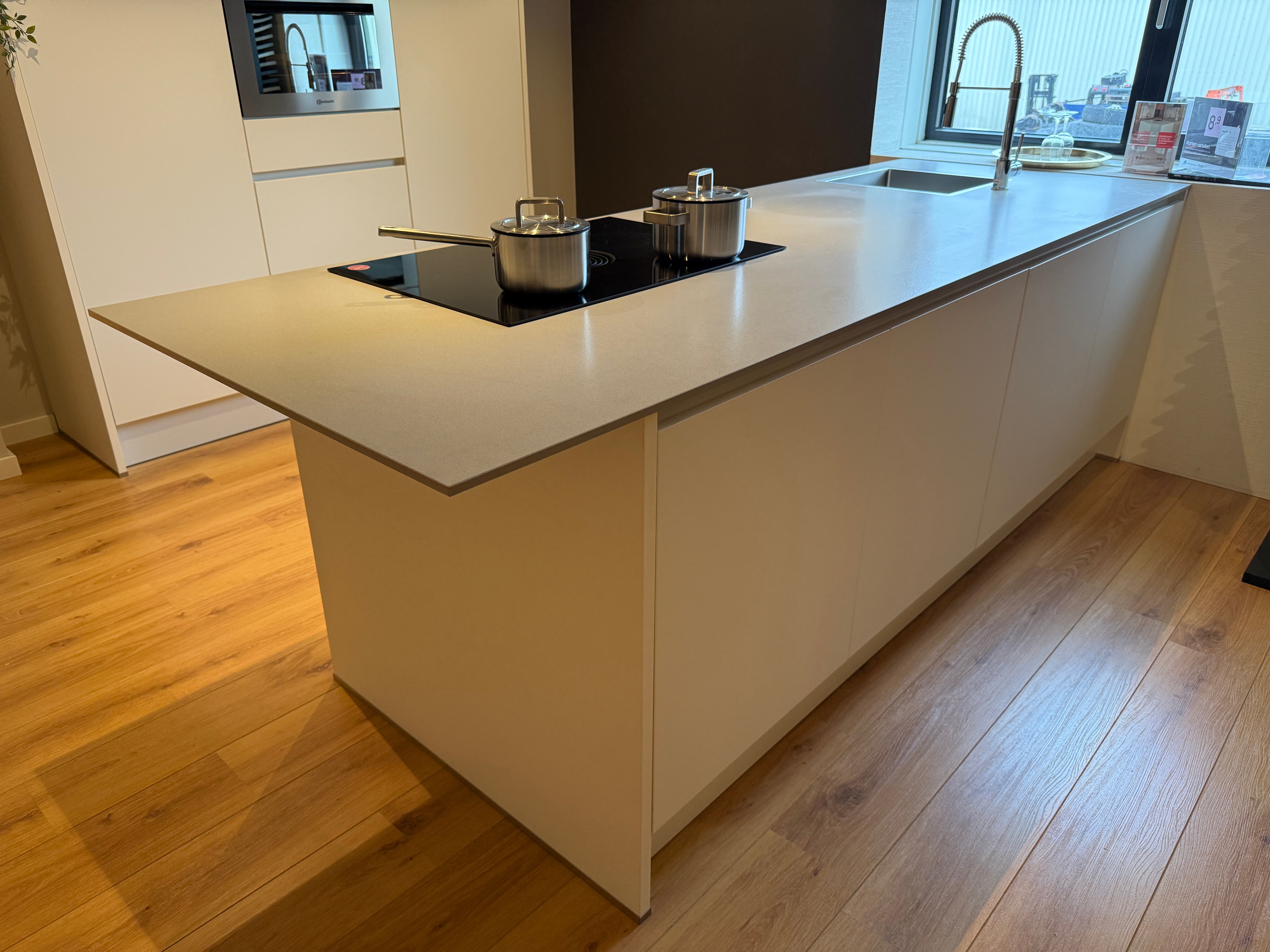04033 - Häcker eilandkeuken met kookeiland en kastenwand