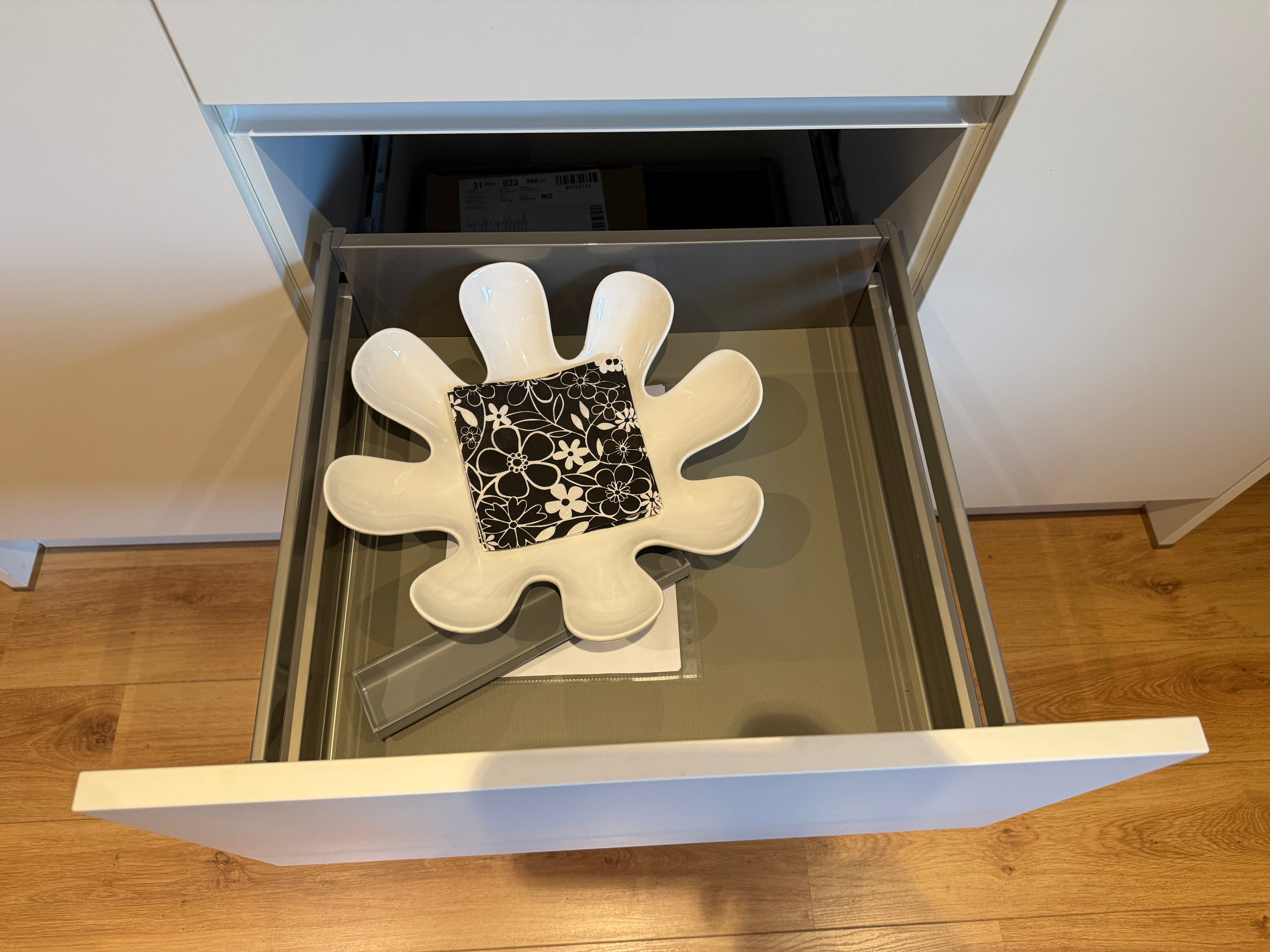 04033 - Häcker eilandkeuken met kookeiland en kastenwand