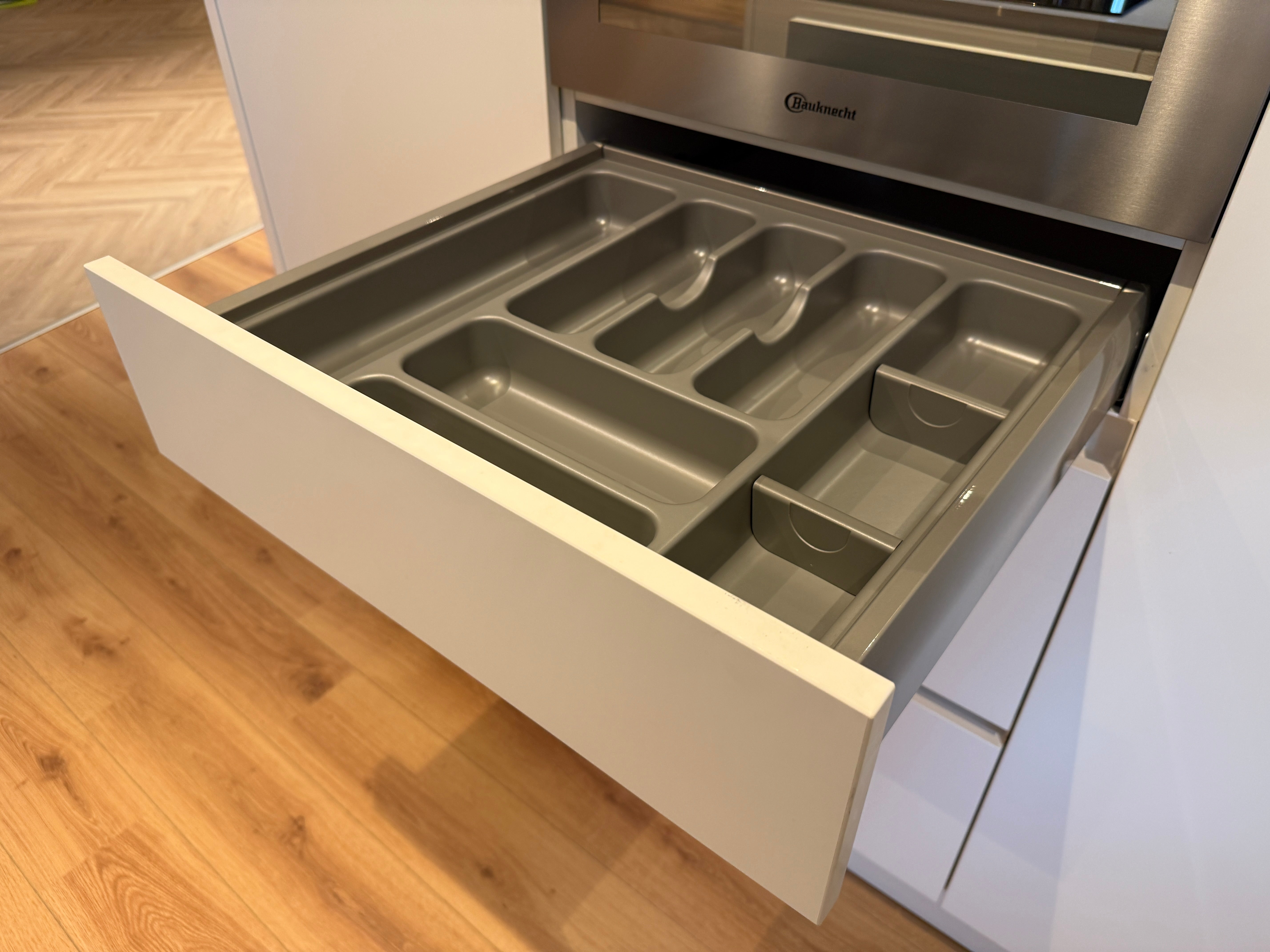 04033 - Häcker eilandkeuken met kookeiland en kastenwand