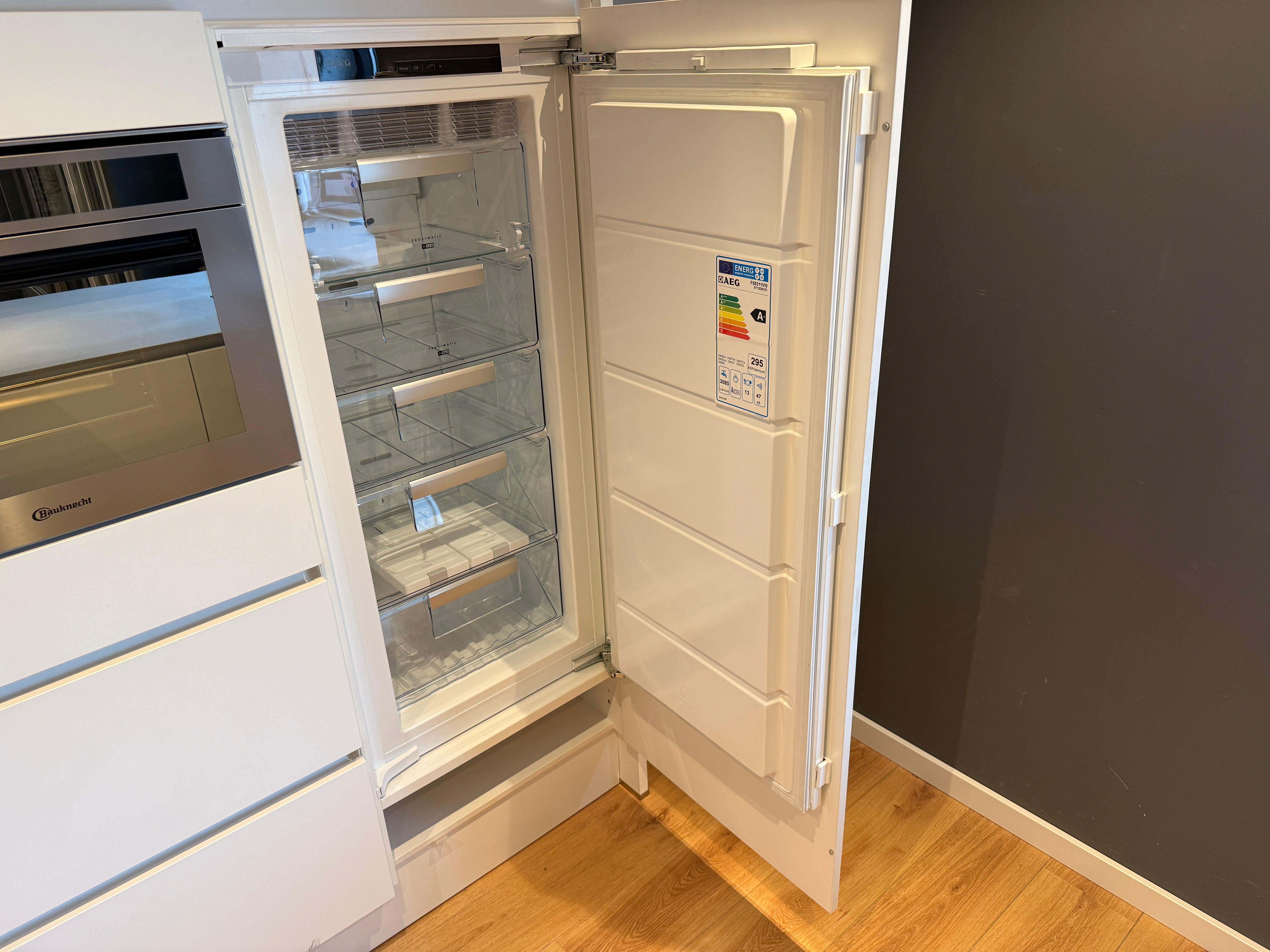 04033 - Häcker eilandkeuken met kookeiland en kastenwand
