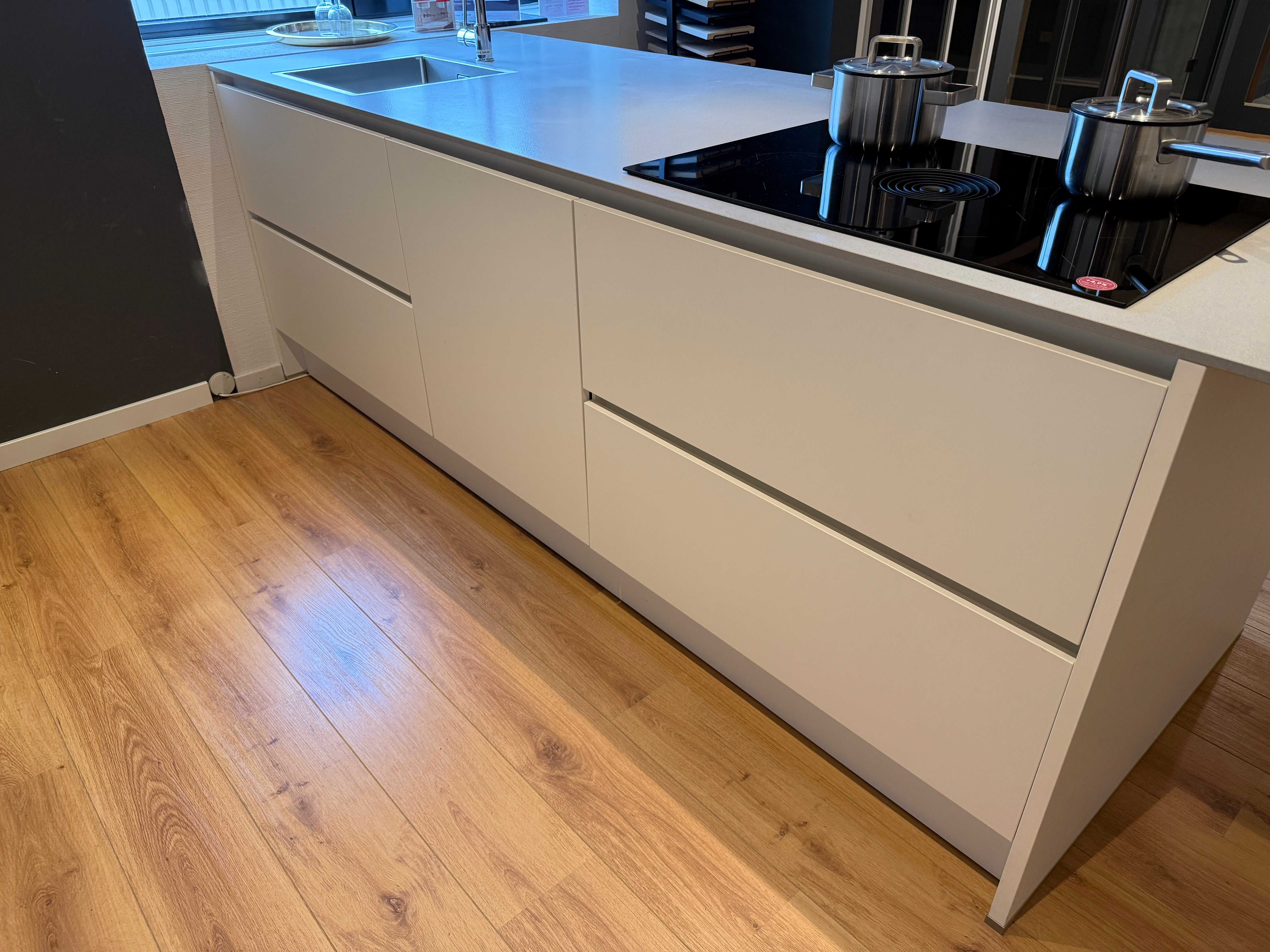 04033 - Häcker eilandkeuken met kookeiland en kastenwand