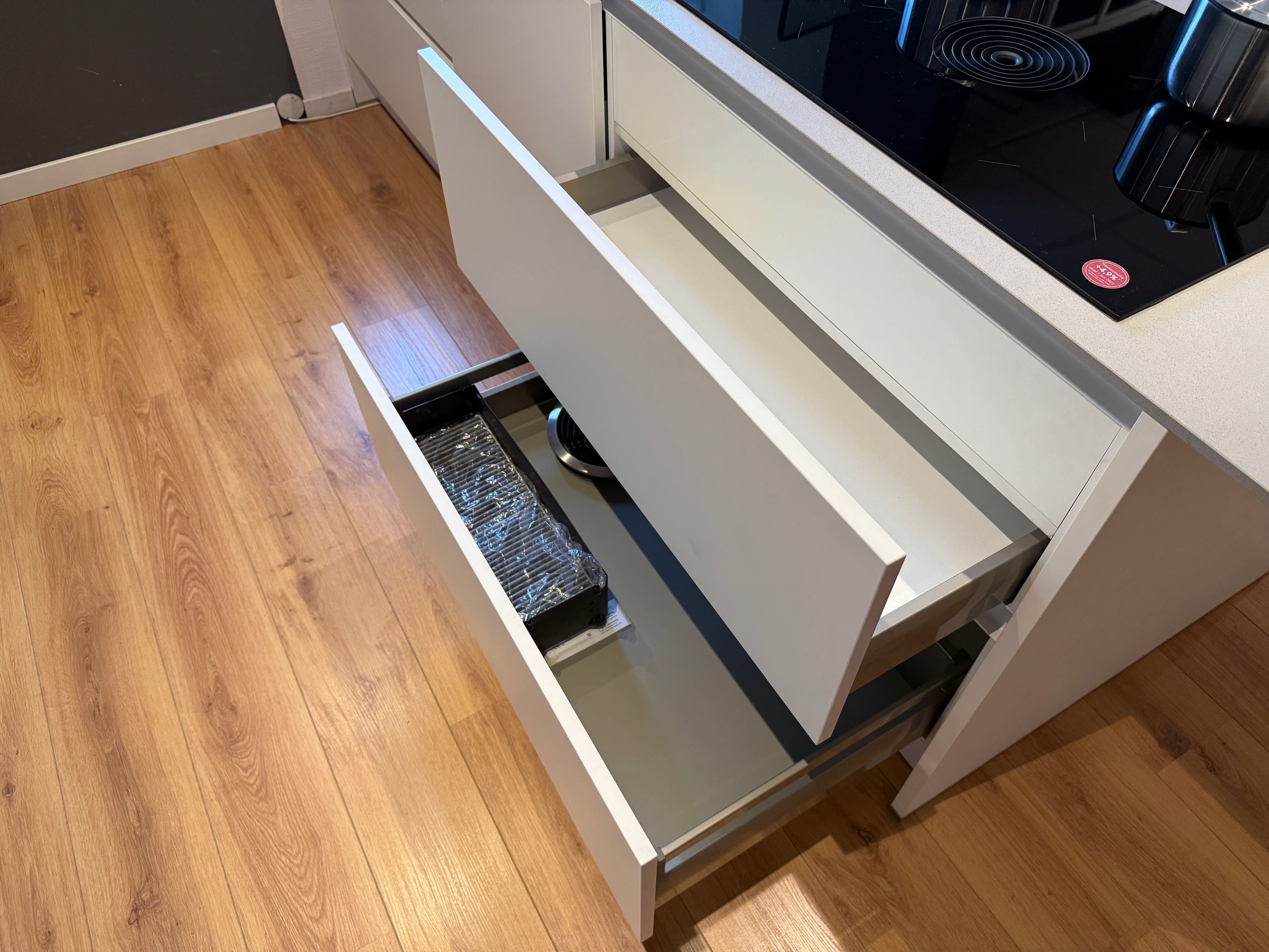 04033 - Häcker eilandkeuken met kookeiland en kastenwand