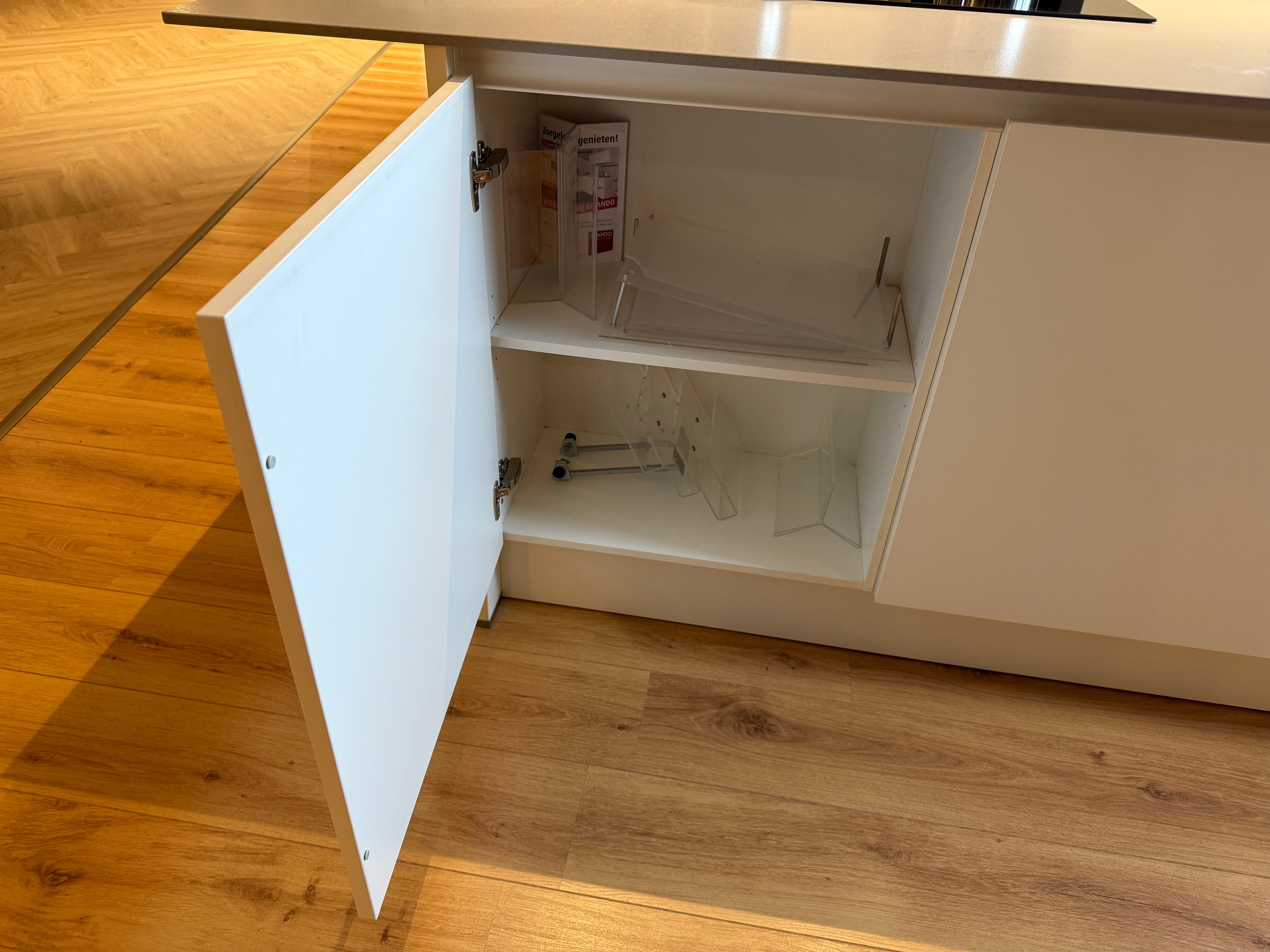 04033 - Häcker eilandkeuken met kookeiland en kastenwand