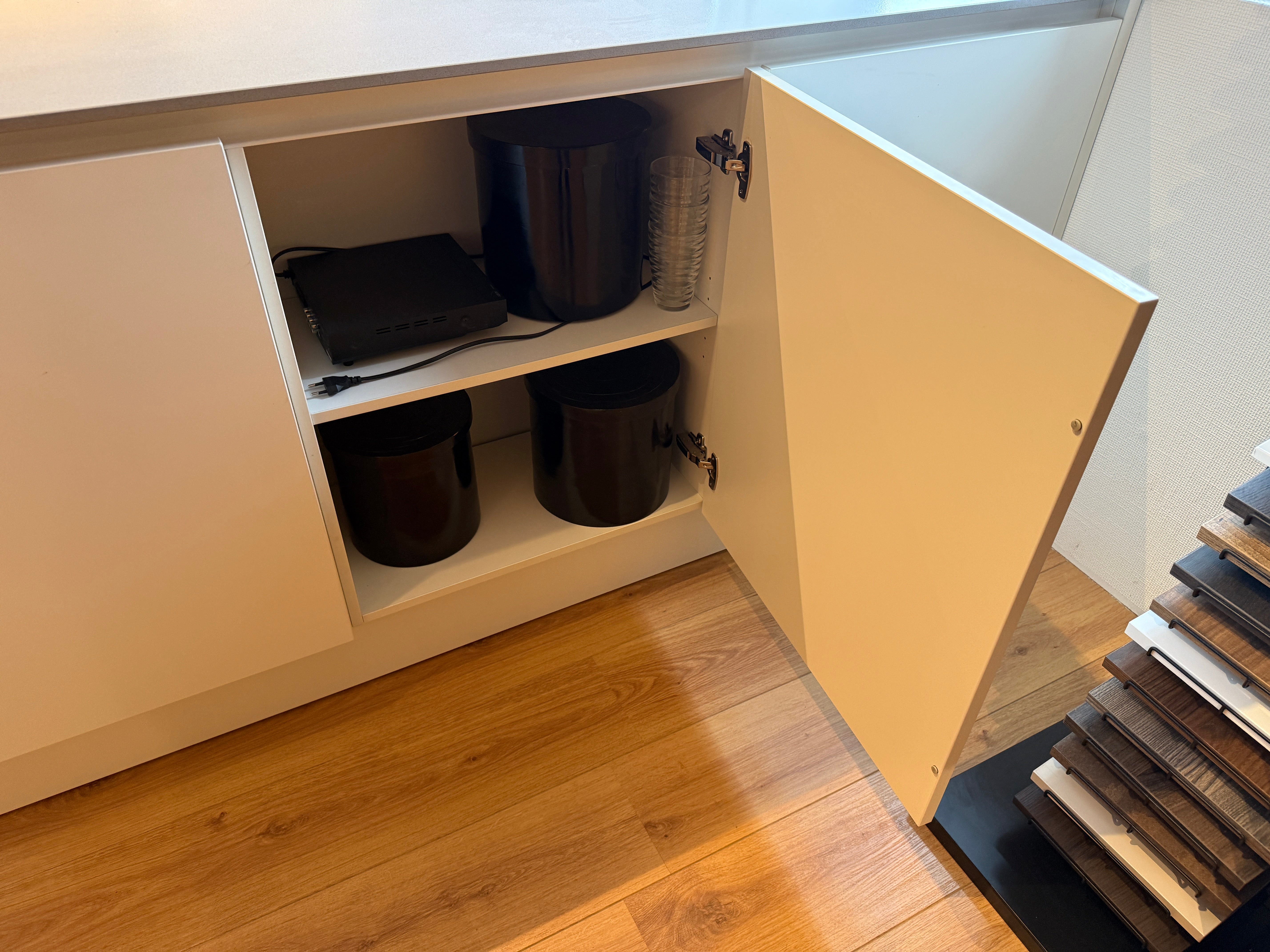 04033 - Häcker eilandkeuken met kookeiland en kastenwand