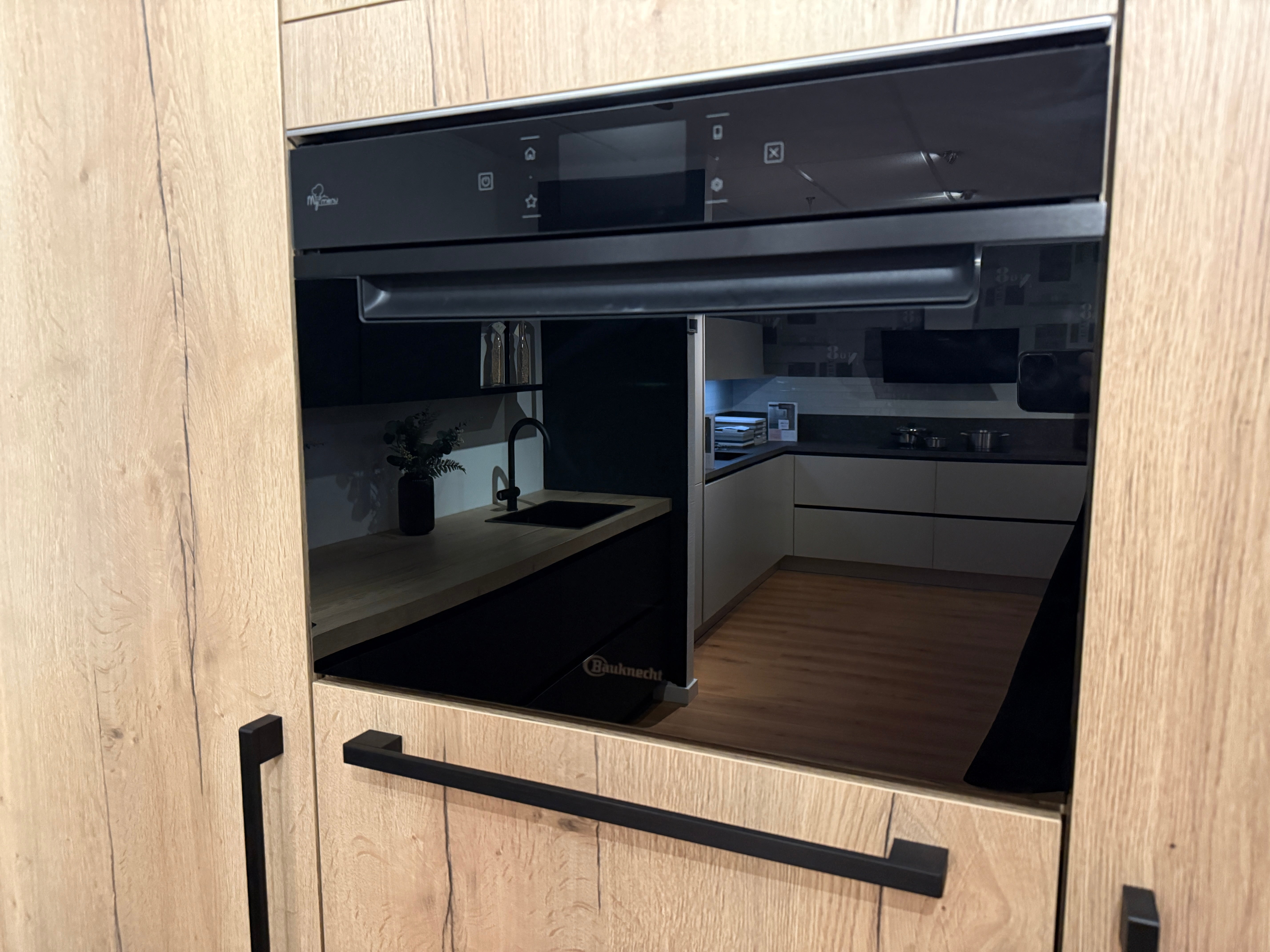 04037 - Moderne keuken met kastenwand