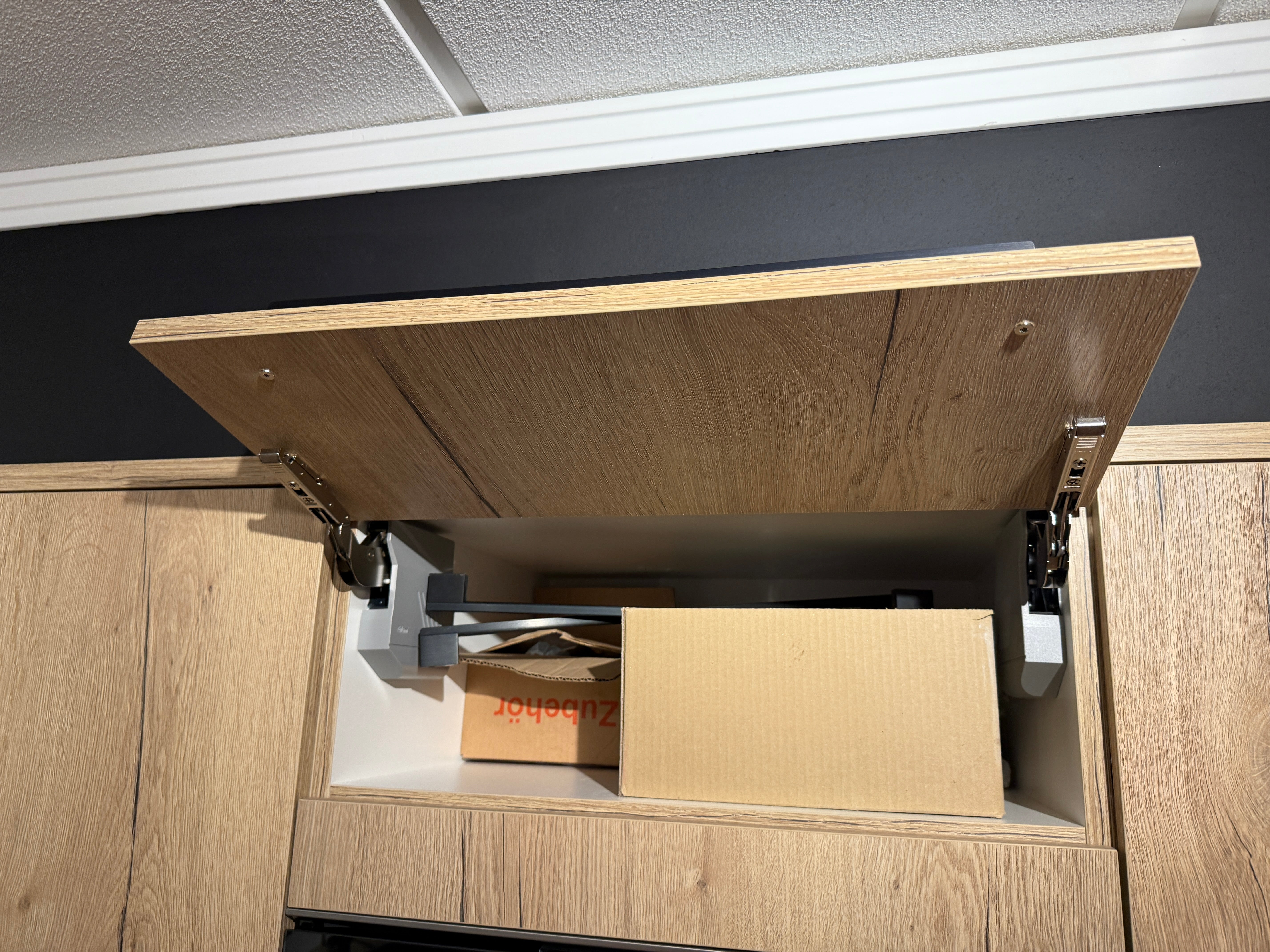 04037 - Moderne keuken met kastenwand