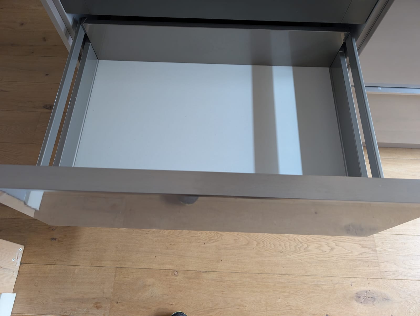 03547 - Licht grijze eilandkeuken