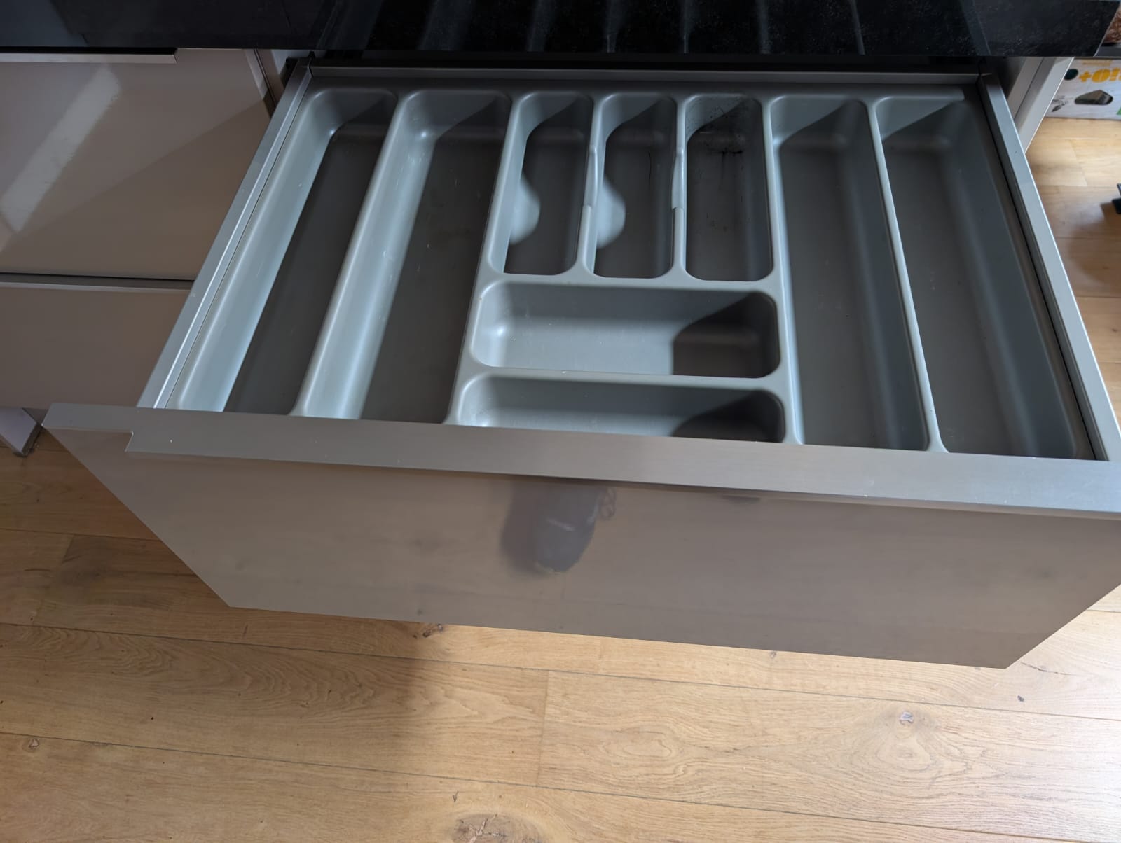 03547 - Licht grijze eilandkeuken