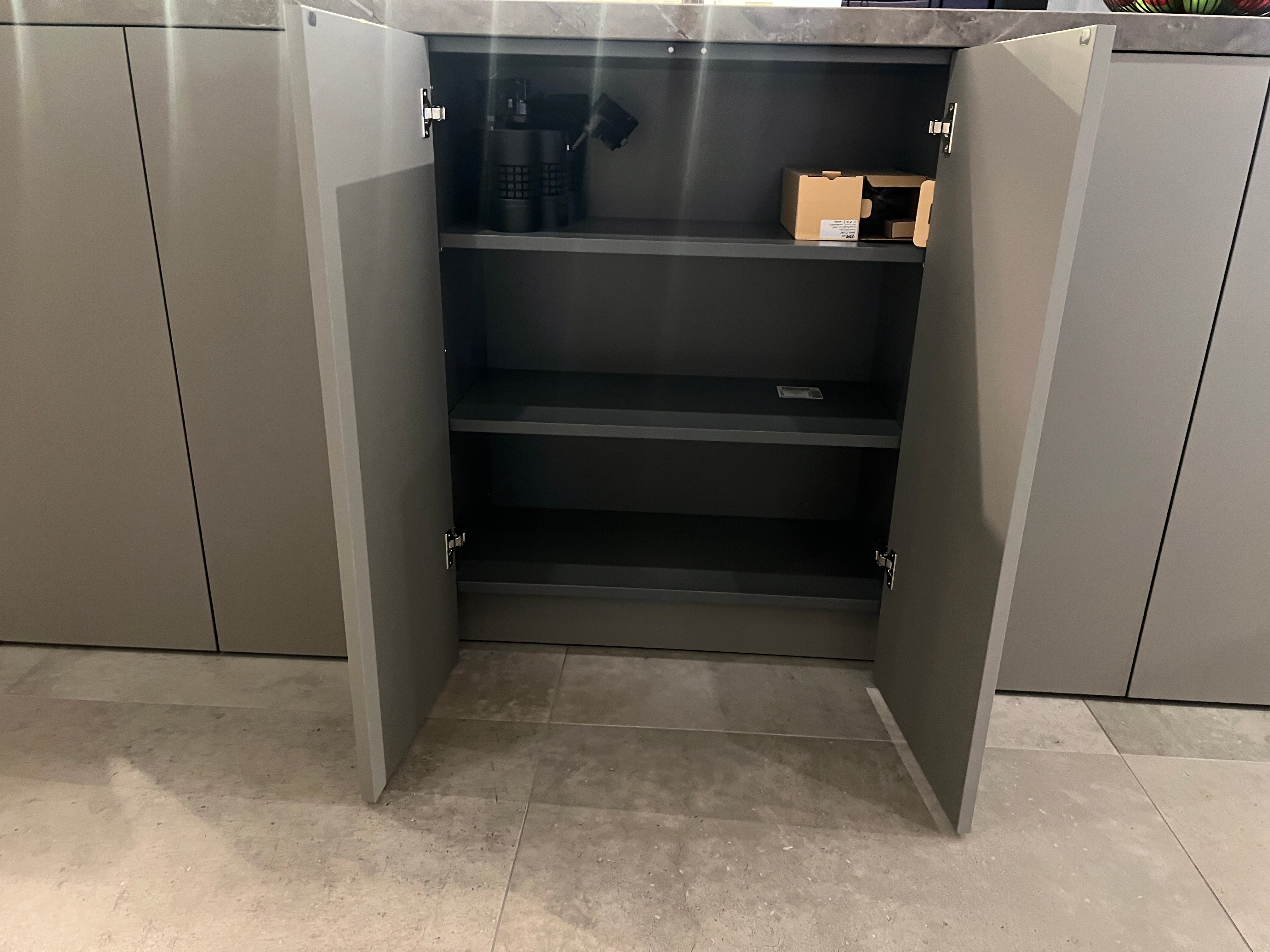 03751 - Moderne eilandkeuken met tafel