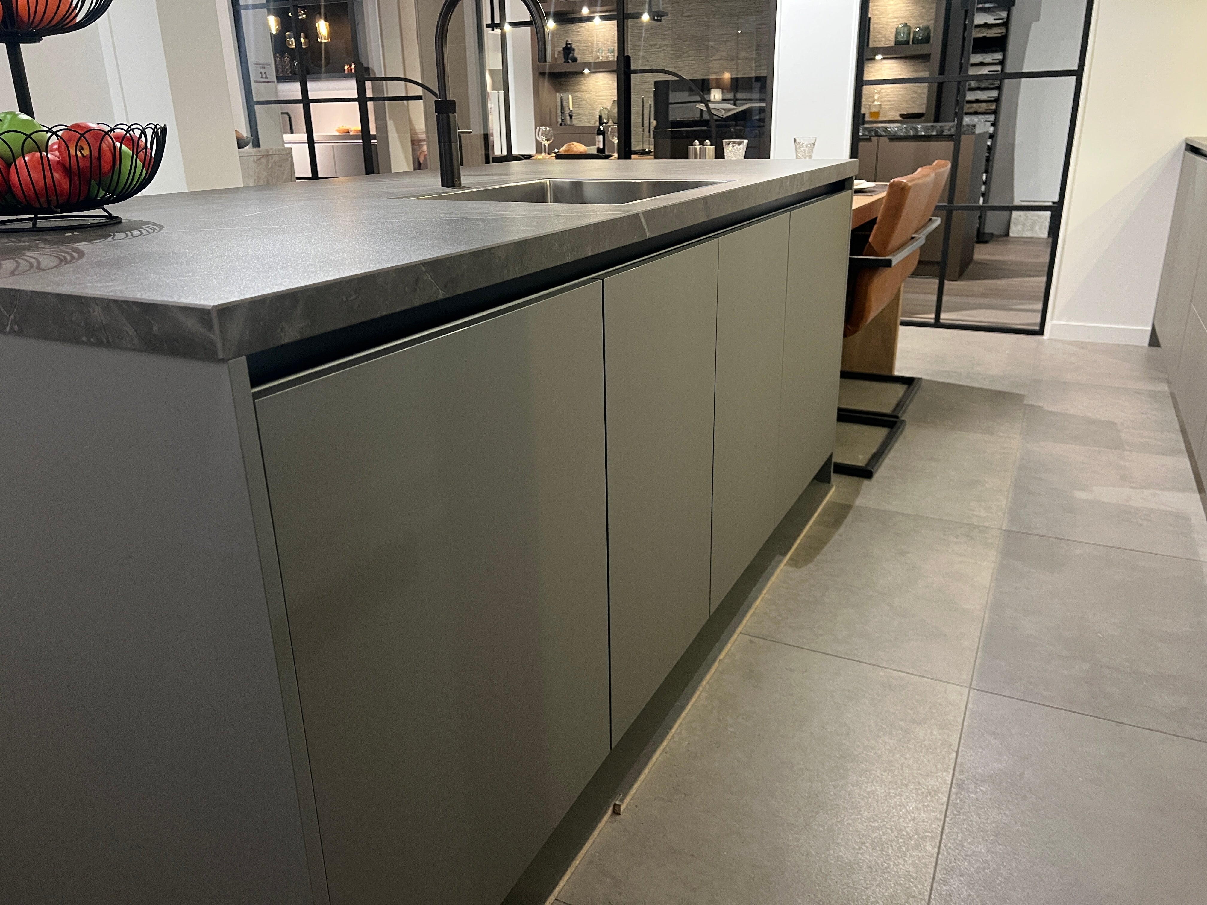 03751 - Moderne eilandkeuken met tafel