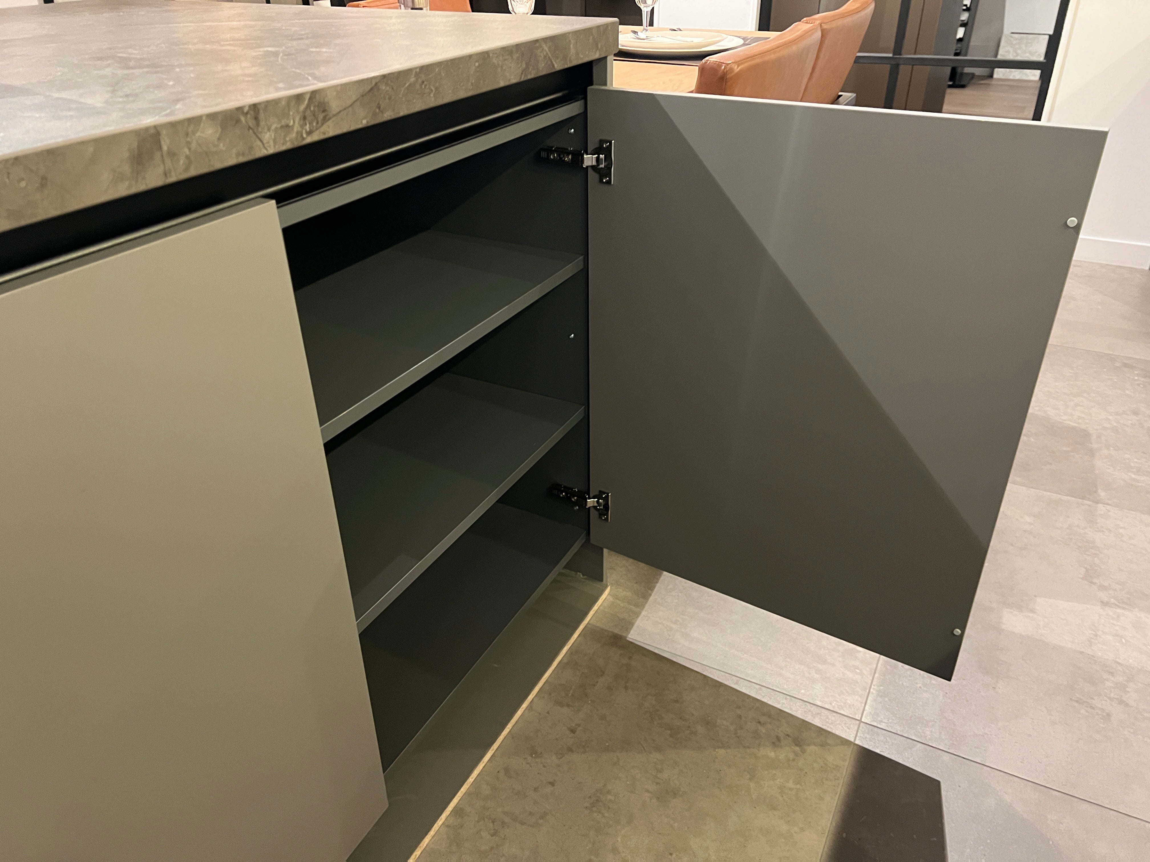 03751 - Moderne eilandkeuken met tafel
