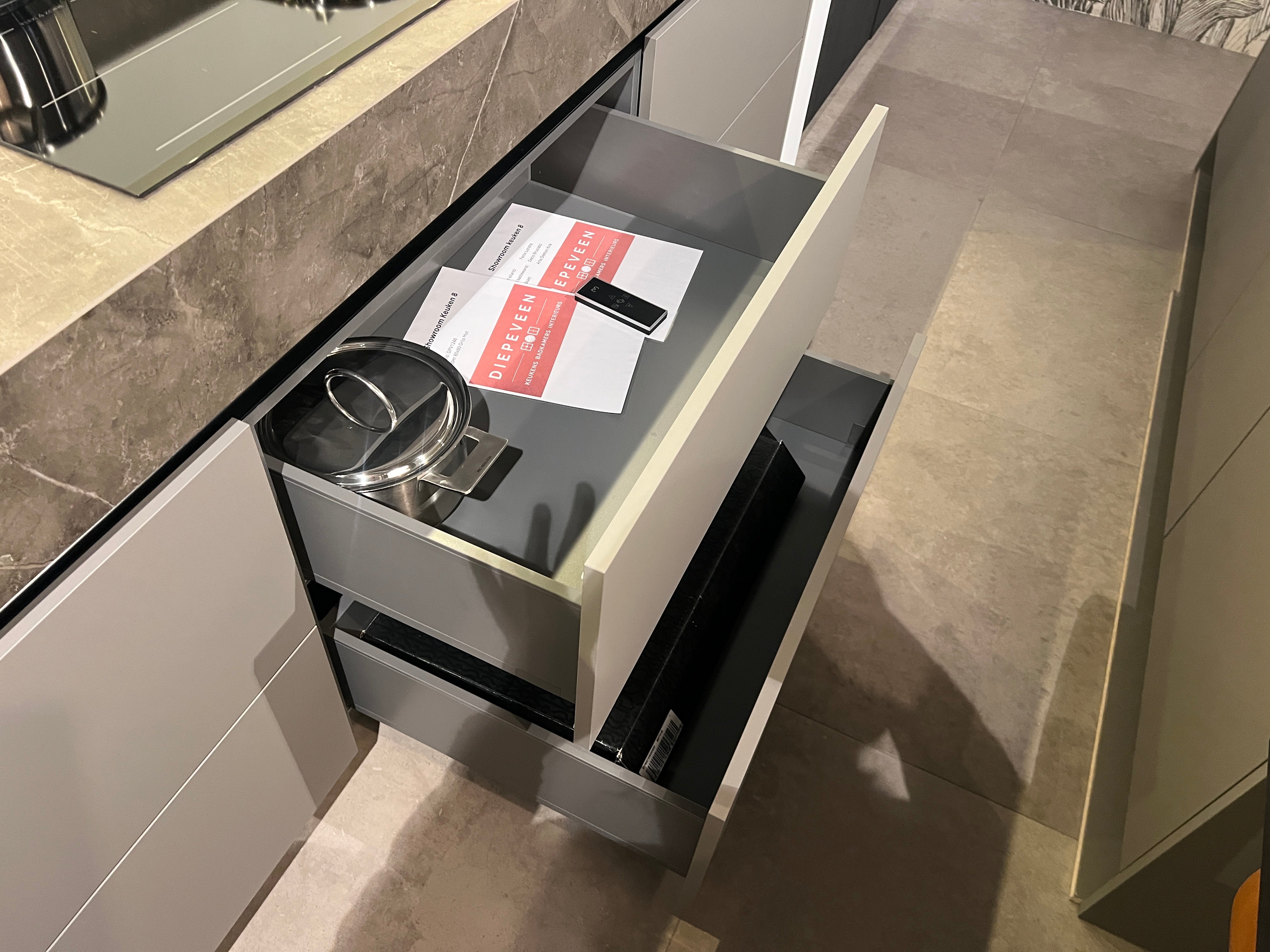 03751 - Moderne eilandkeuken met tafel