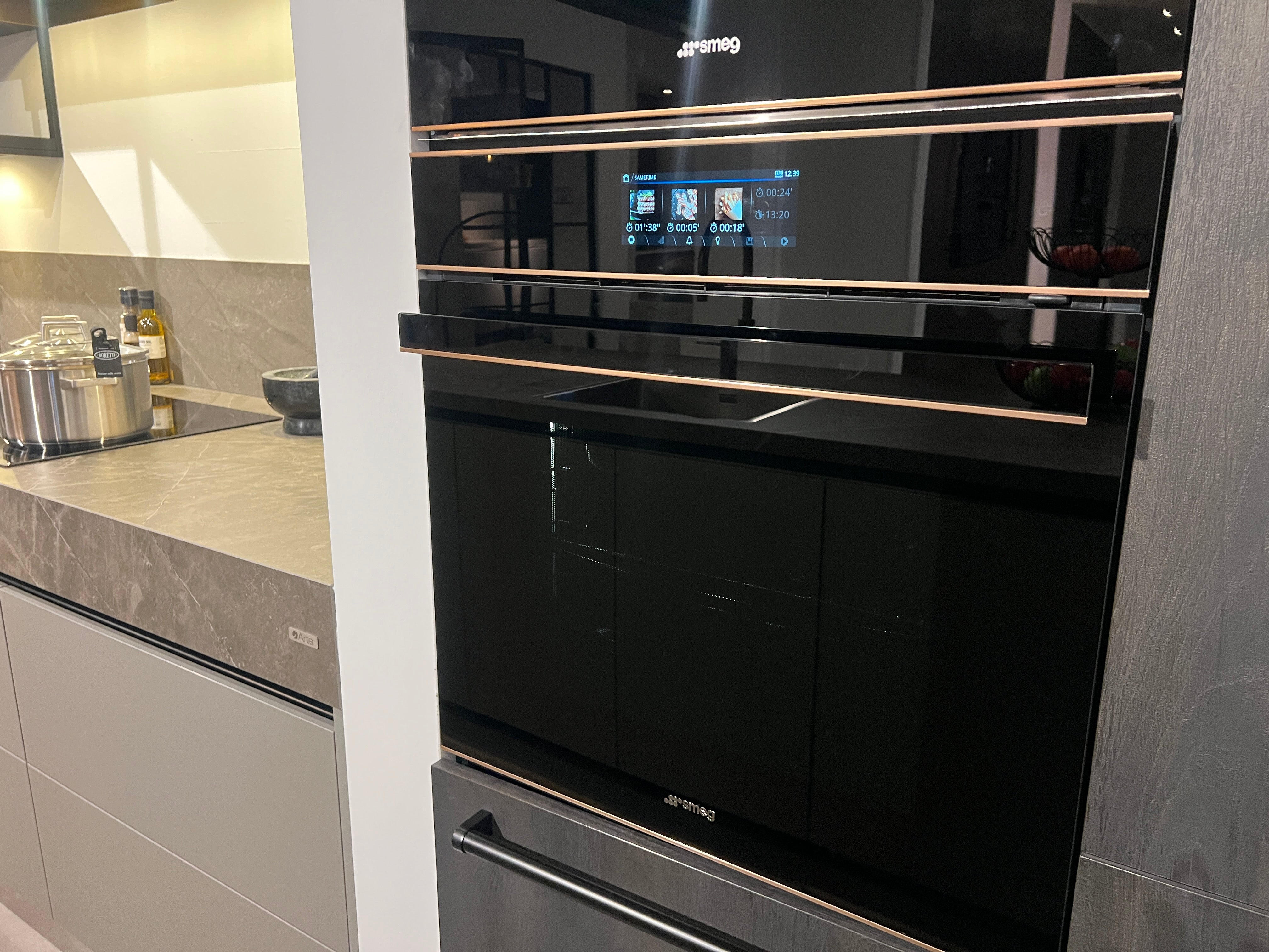 03751 - Moderne eilandkeuken met tafel