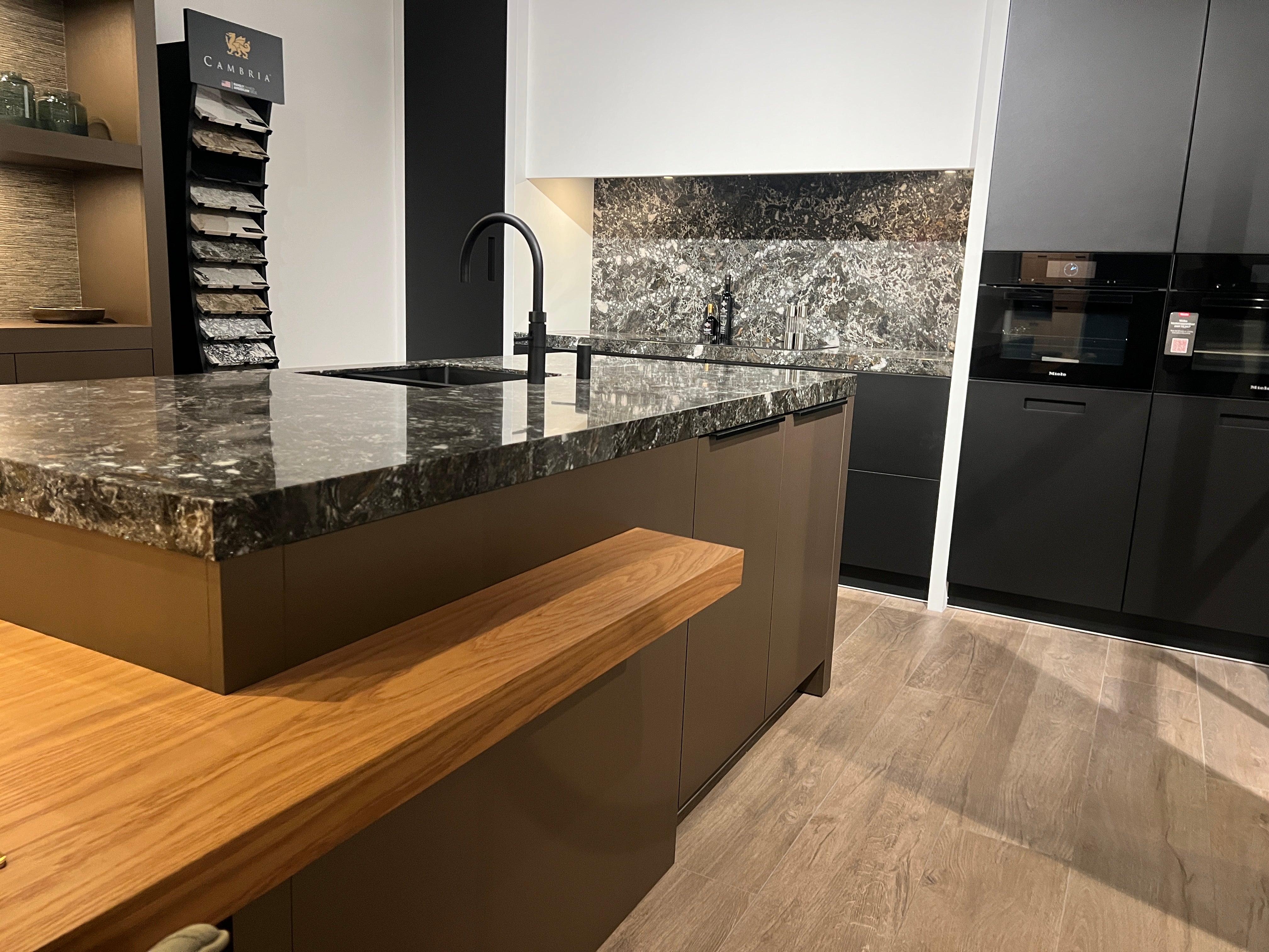 03753 - Exclusieve eilandkeuken met Miele apparatuur